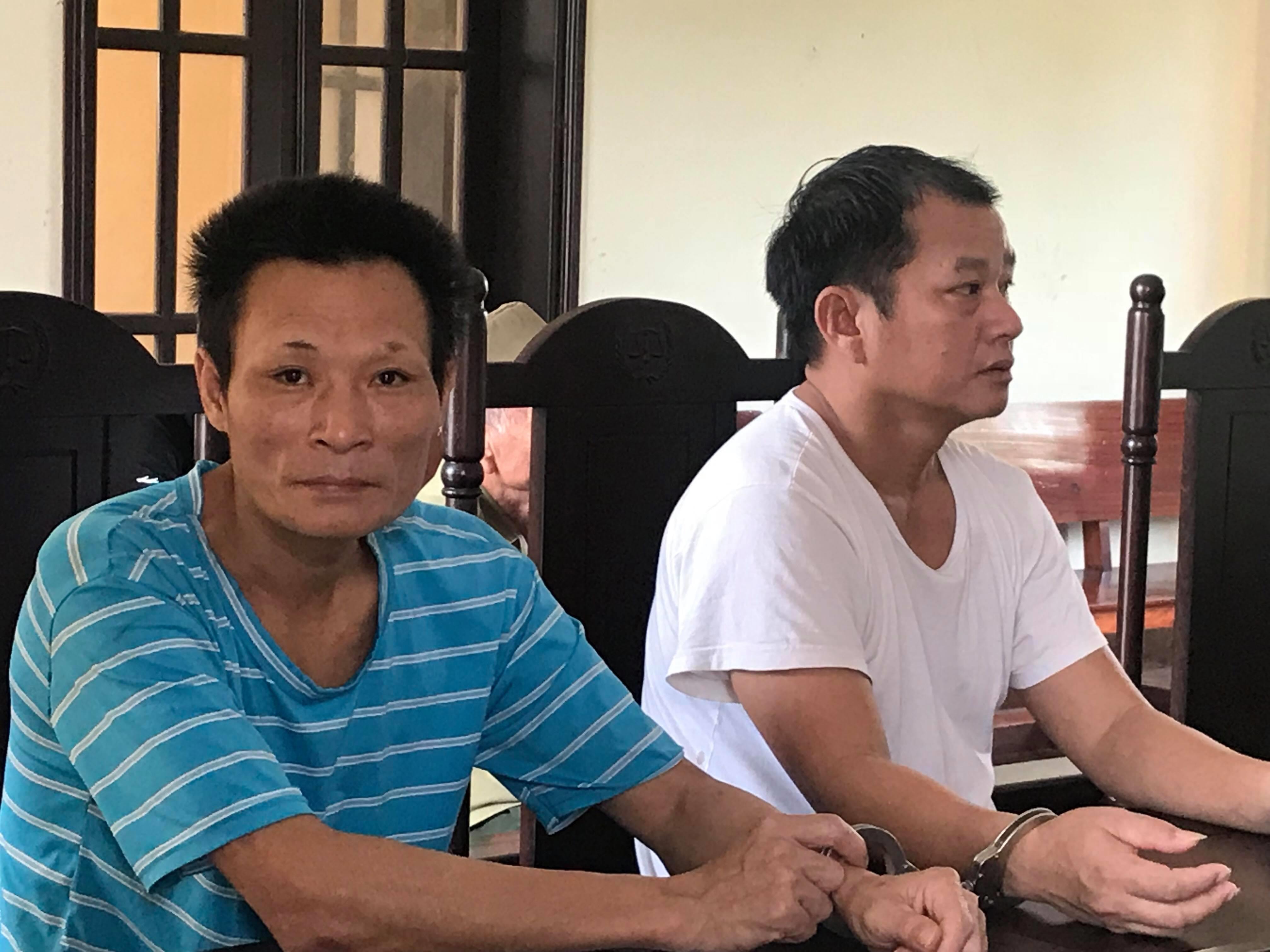 Ngô Sỹ Đại (áo xanh) và Nguyễn Đức Thanh tại tòa. Ảnh: Minh Thái