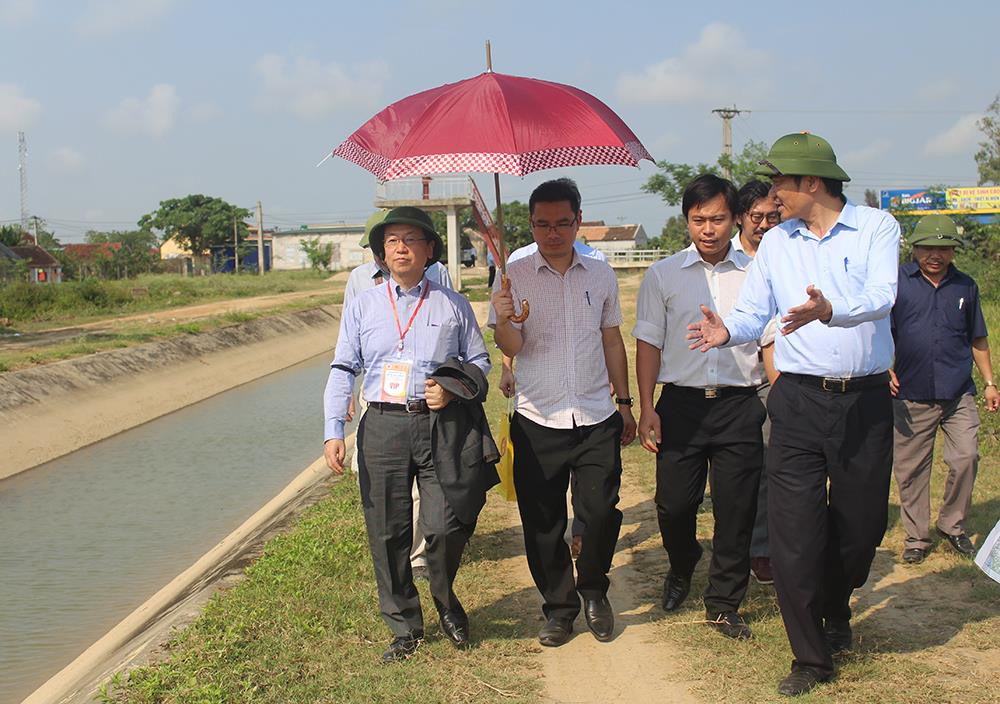 Kiểm tra tại công trình kênh N2 có nhiệm vụ cung cấp nước tưới ổn định cho 4.200 ha đất canh tác của Diễn Châu và Yên Thành. Ảnh: Phú Hương