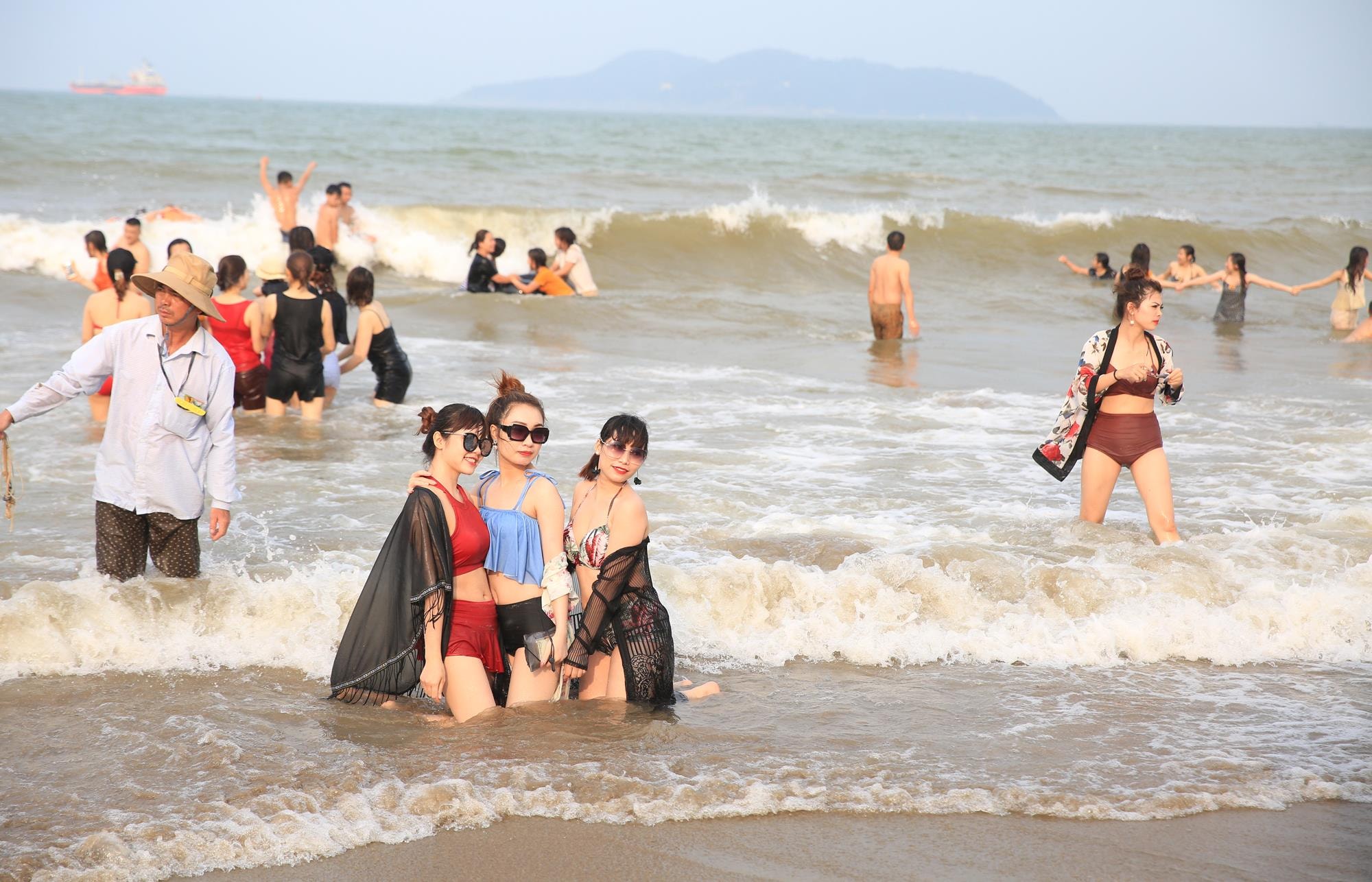 Nam thanh, nữ tú tạo dáng trước biển. Ảnh: Hồ Phương