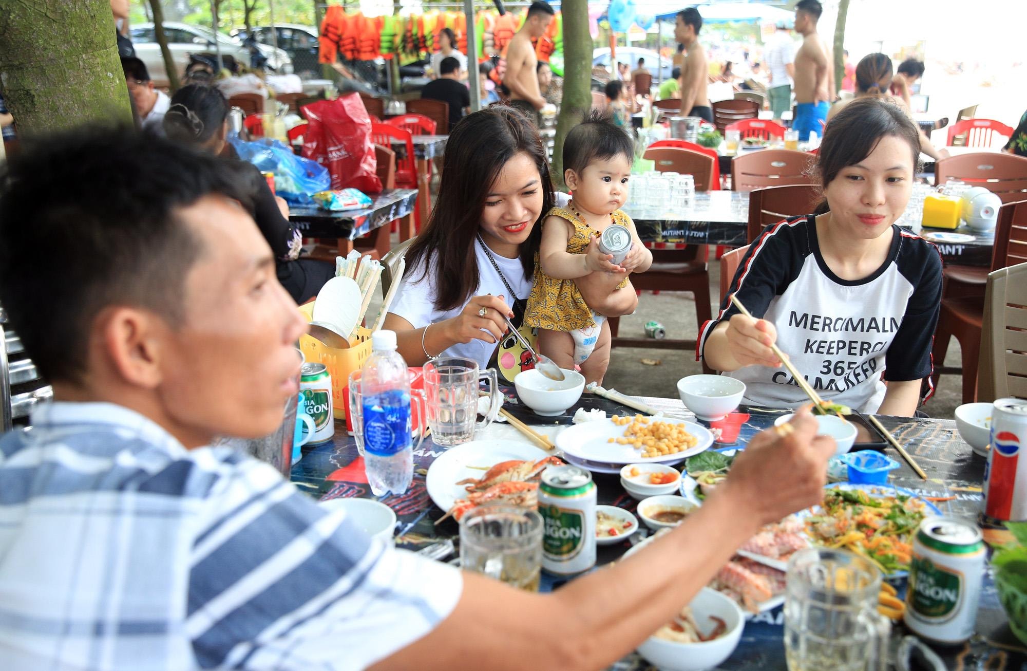 Và cùng thưởng thức hải sản tươi ngon. Ảnh: Hồ Phương