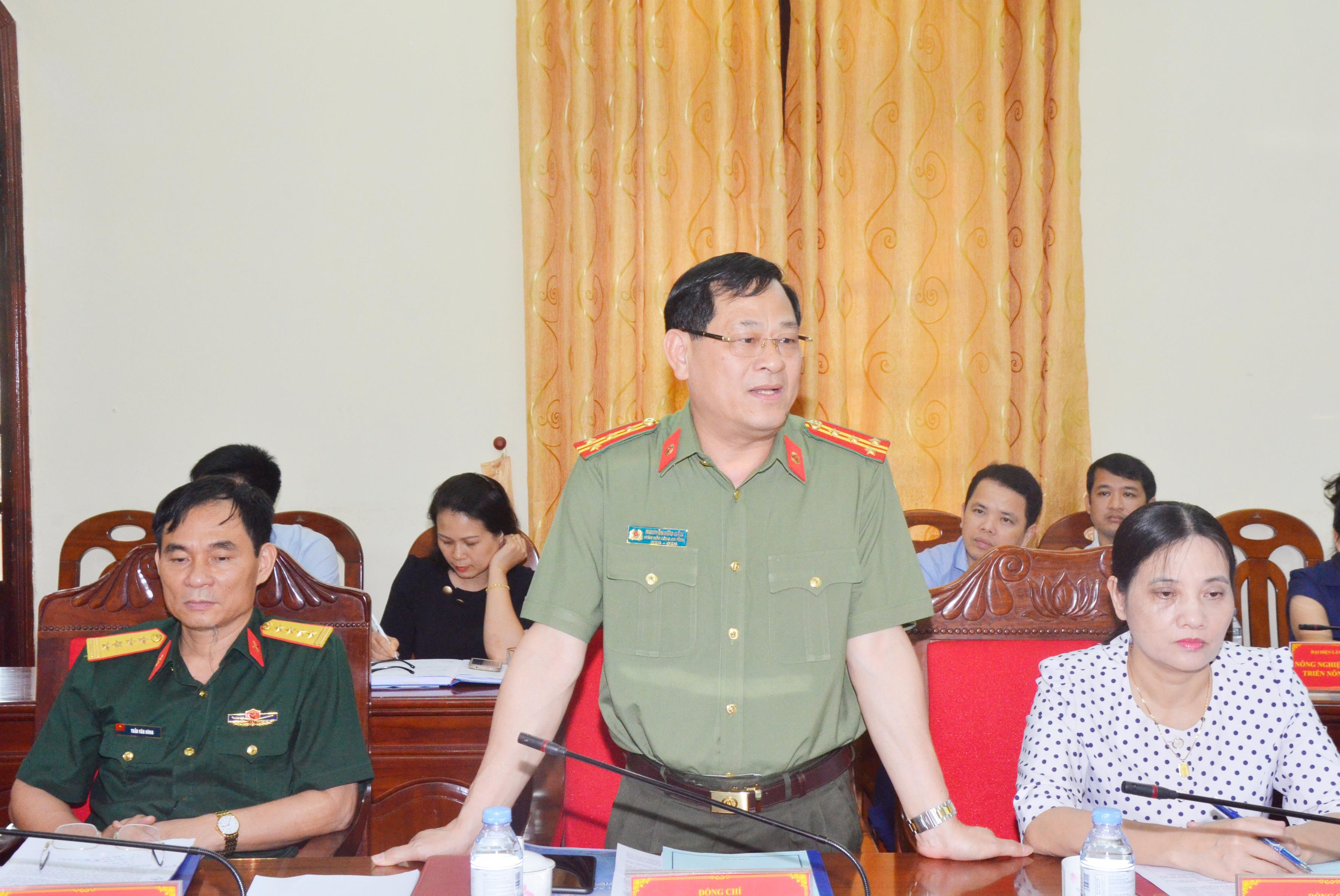 Đại tá Nguyễn Hữu Cầu - Giám đốc Công an tỉnh phát biểu tại phiên họp. Ảnh: Thanh Lê