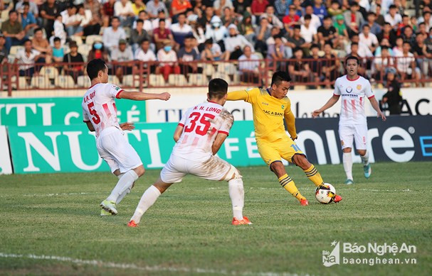 Trận lượt đi ở V.League 2018, CLB Nam Định (Trắng) là đội giành chiến thắng. Ảnh tư liệu