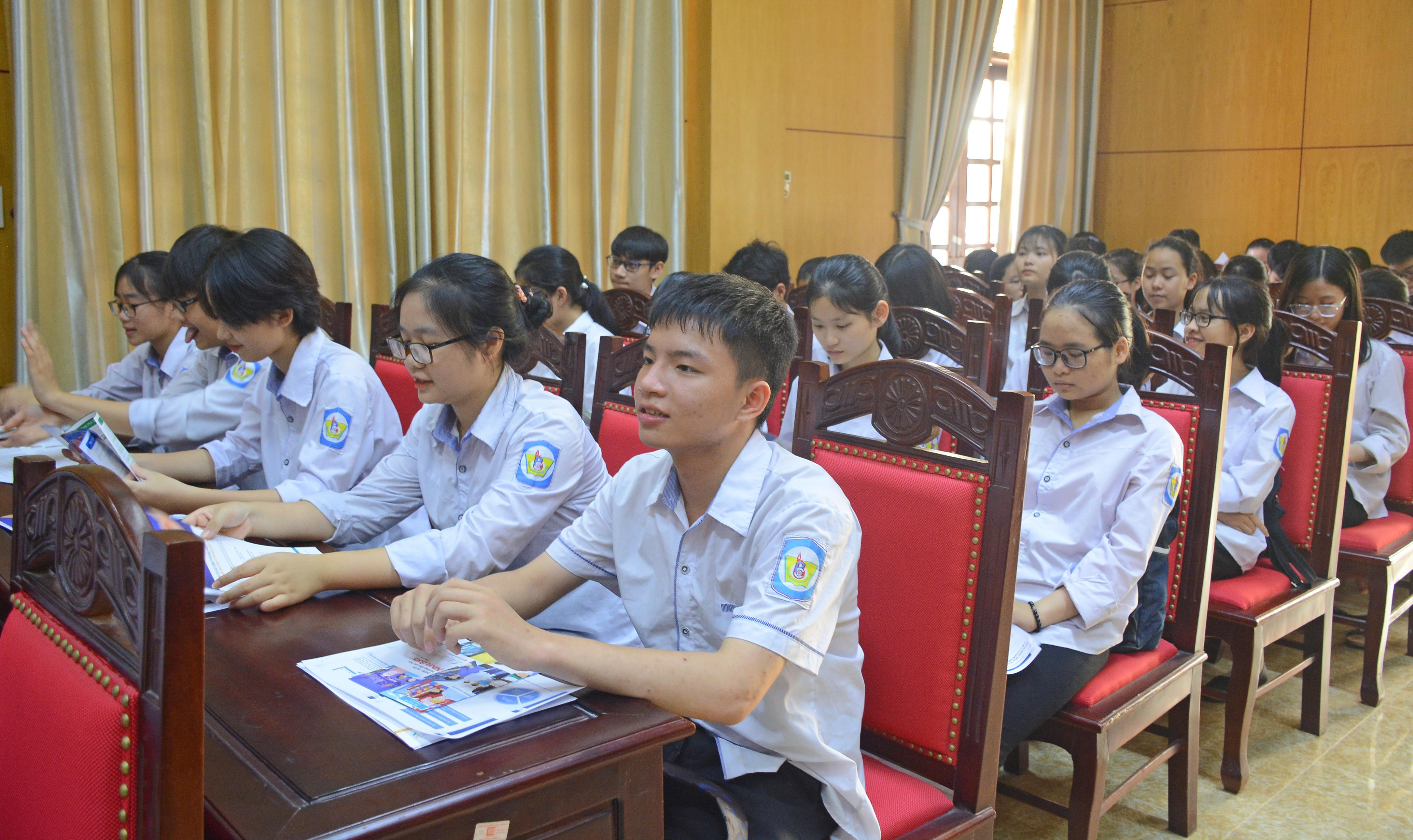 Học sinh các trường THPT trên địa bàn tham dự hội thảo. Ảnh: Thu Giang