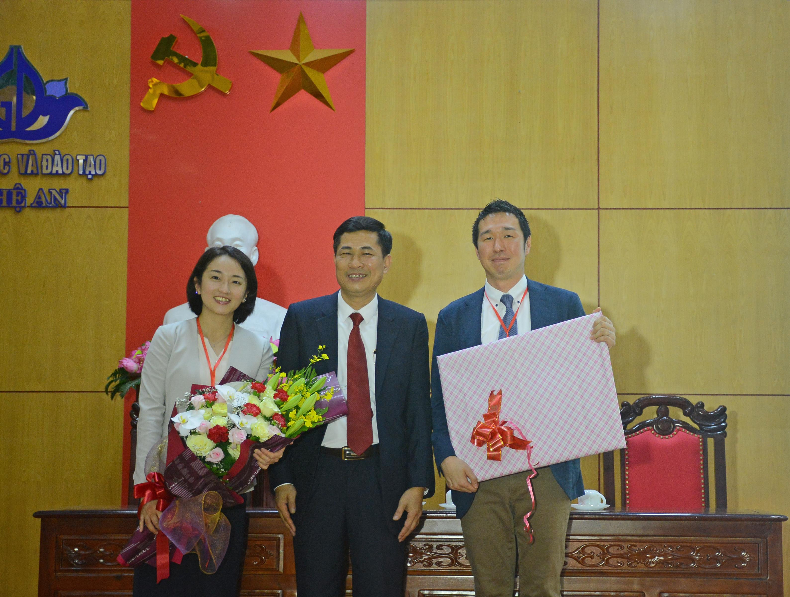 Giám đốc Sở Giáo dục và Đào tạo Thái Văn Thành tặng quà lưu niệm cho các cán bộ Đại sứ quán Nhật Bản. Ảnh: Thu Giang