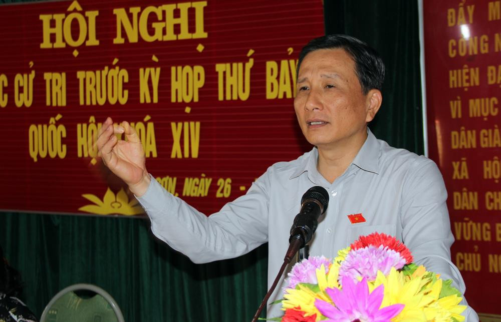 Tại buổi tiếp xúc, đại biểu Lê Quang Huy đã thông báo tới cử tri những chương trình dự kiến sẽ diễn ra trong kỳ hợp sắp tới. Ảnh: Tiến Hùng