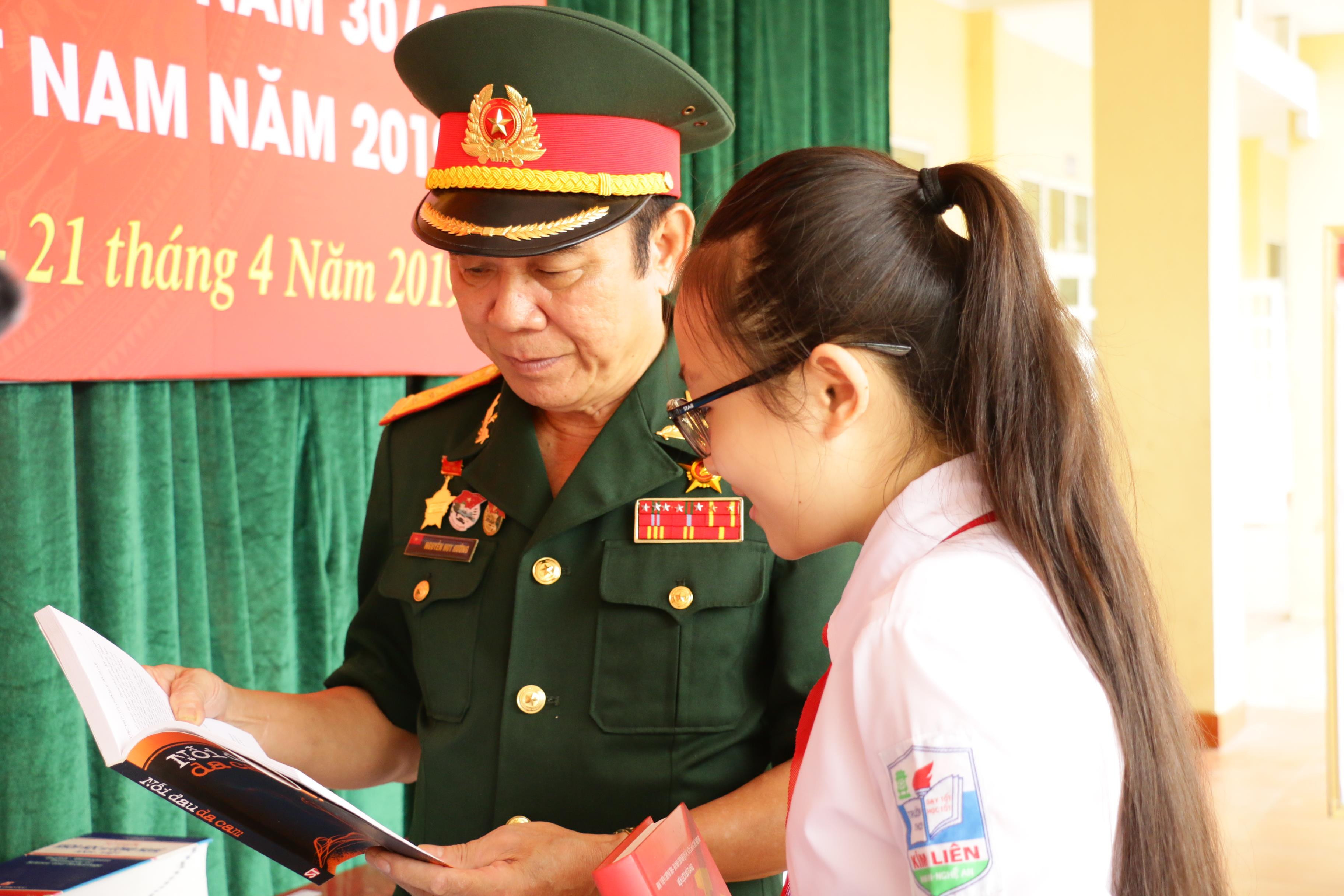 “Ngày hòa bình” là chủ đề của chương trình ngoại khóa do Trường THCS Kim Liên tổ chức nhằm kỷ niệm Ngày Giải phóng miền Nam - thống nhất đất nước 30/4; coi đây là hoạt động hết sức thiết thực và bổ ích chứa đựng nhiều tâm huyết của thầy và trò. Tâm điểm của chương trình là buổi nói chuyện dài hơn 60 phút của Đại tá Nguyễn Huy Hướng kể về 56 ngày đêm ông cùng đồng đội trong 5 cánh quân tiến vào giải phóng Sài Gòn.  Ảnh: Mỹ Hà