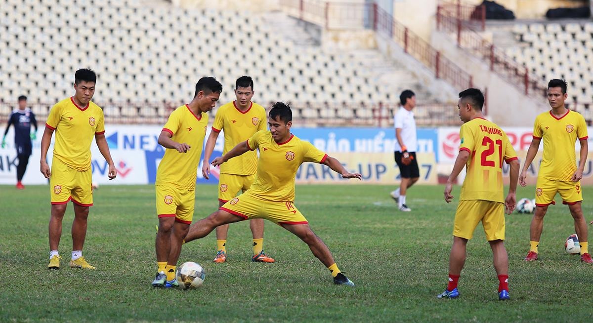 Làm khách SLNA trên sân Vinh, Nam Định đặt quyết tâm rất cao bởi họ đã từng thắng đội bóng xứ Nghệ vào mùa bóng năm trước. Ảnh: Đức Anh