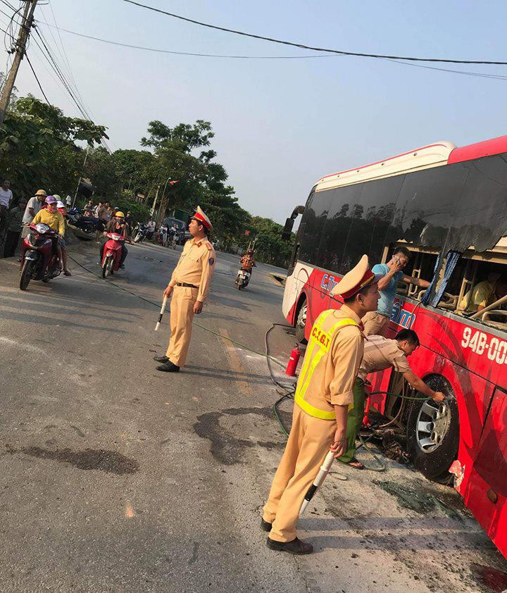 Công an giao thông phân luồng