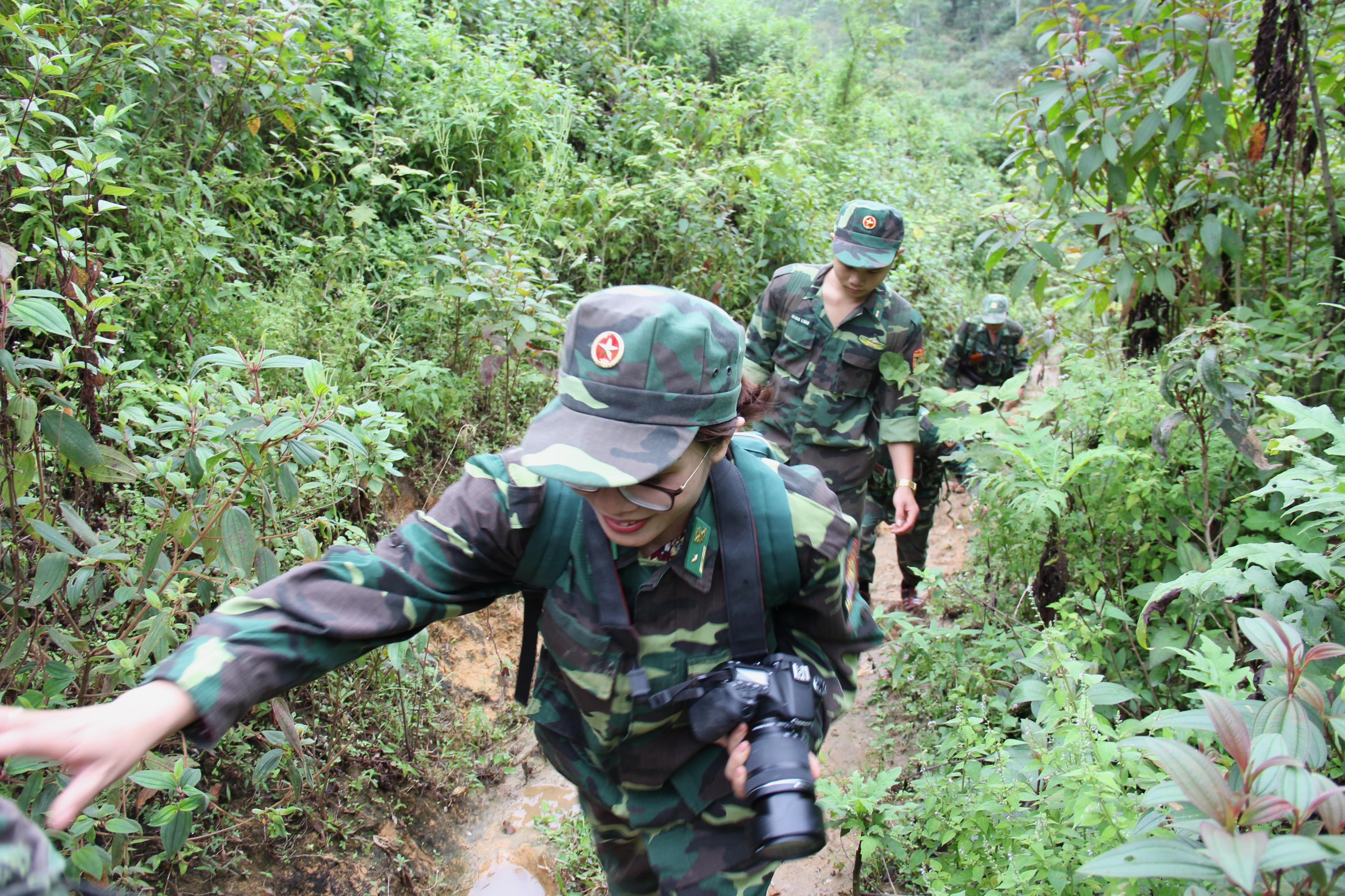 PV Báo Nghệ An tham gia tuần tra cùng cán bộ chiến sỹ Đồn Biên phòng Nhôn Mai huyện Tương Dương. Ảnh: Hoài Thu