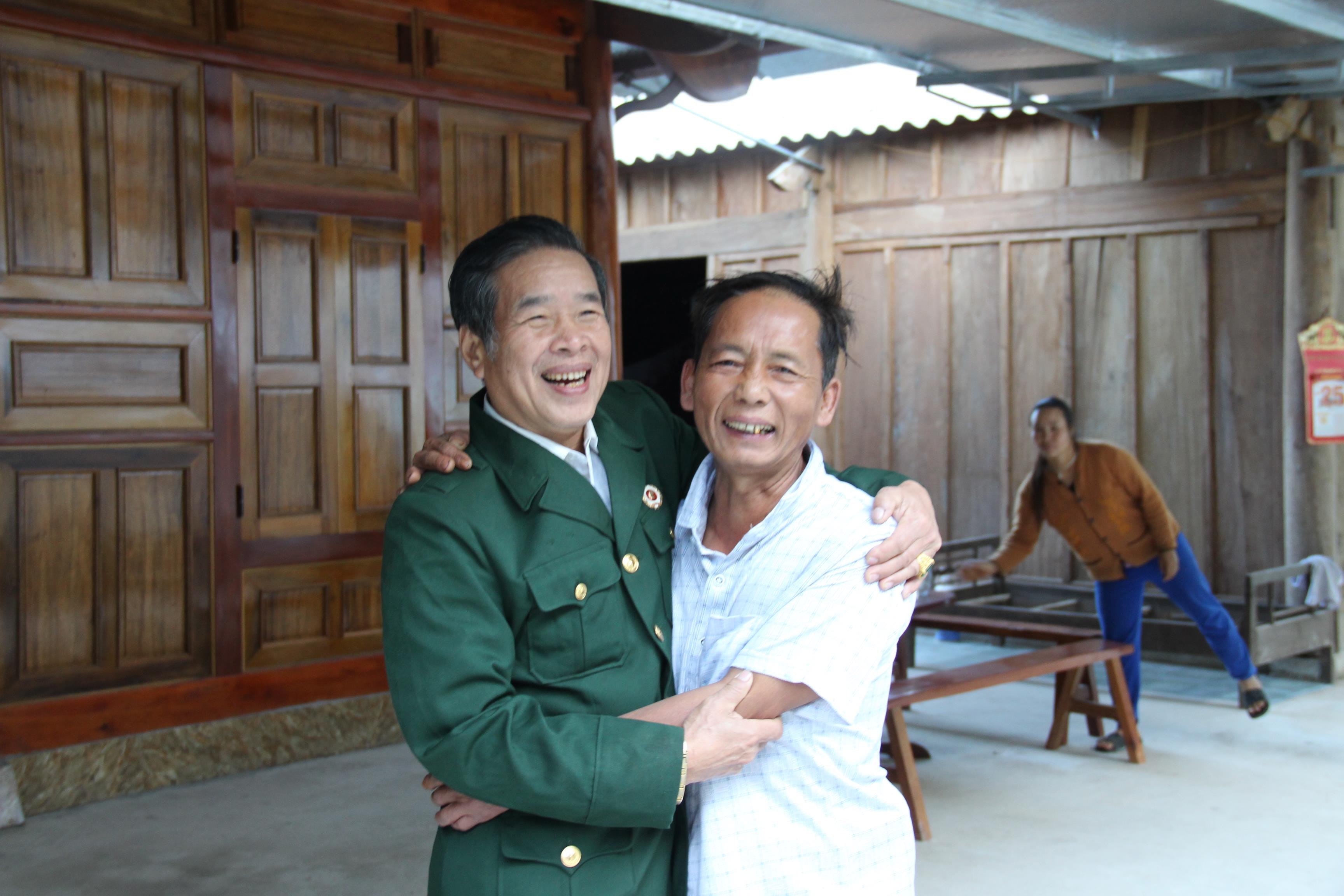 Niềm vui gặp lại người bạn một thời công tác. Ông Vi Hải Thành (trái) và ông Lầu Xông Giơ (phải). Ảnh: Hoài Thu