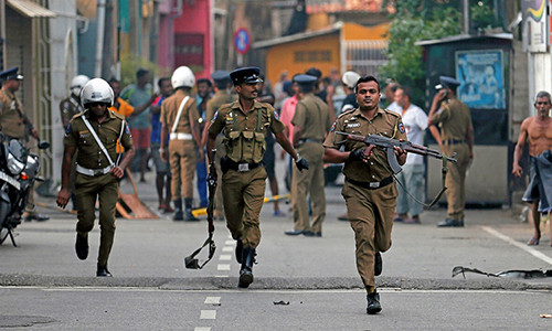 Cảnh sát Sri Lanka tại khu vực gần hiện trường vụ tấn công ngày 21/4. Ảnh: Reuters.