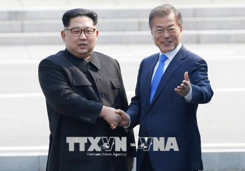 Tổng thống Hàn Quốc Moon Jae-in (phải) và nhà lãnh đạo Triều Tiên Kim Jong-un (trái). Ảnh: EPA- EFE/TTXVN