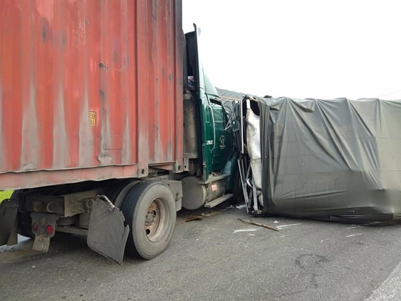 Chiếc xe tải và xe container đâm vào nhau. Ảnh: N.H