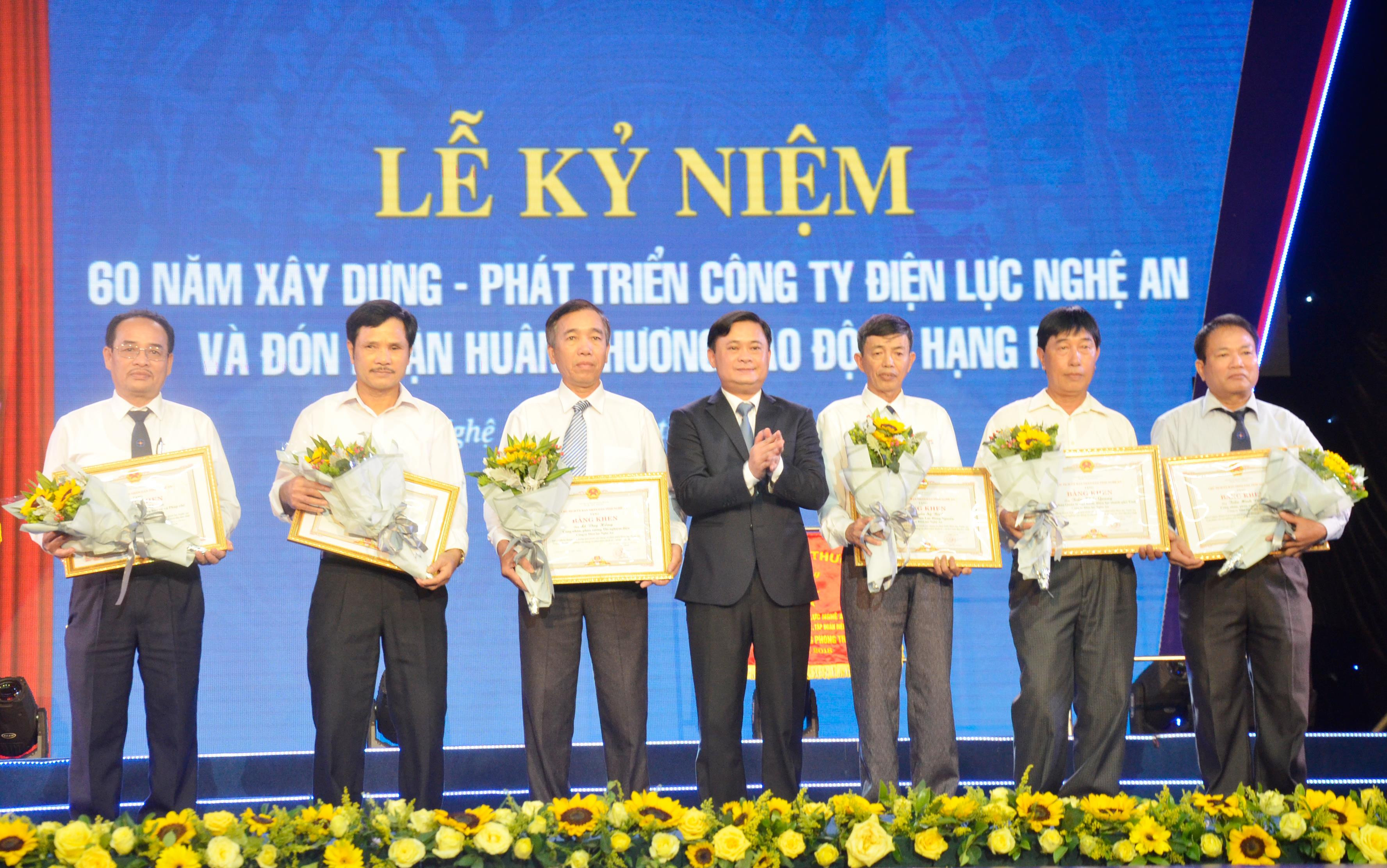 Chủ tịch UBND tỉnh Thái Thanh Quý trao bằng khen của Chủ tịch UBND tỉnh cho 6 cá nhân có thành tích xuất sắc của Công ty Điện lực Nghệ An. Ảnh: Thanh Lê