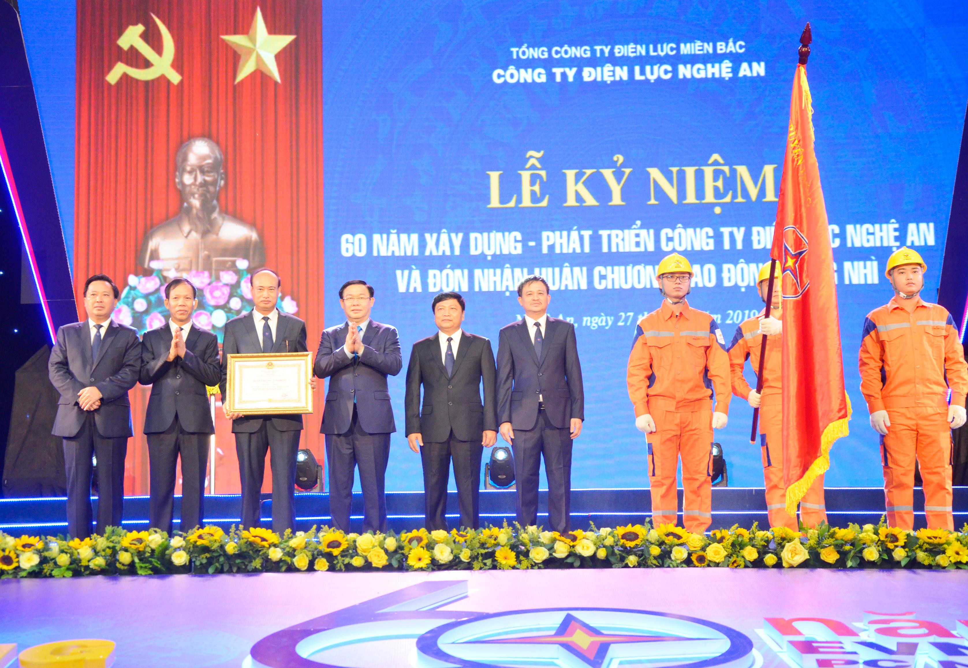 Phó Thủ tướng Vương Đình Huệ trao Huân chương Lao động hạng Nhì cho Công ty Điện lực Nghệ An. Ảnh: Thanh Lê
