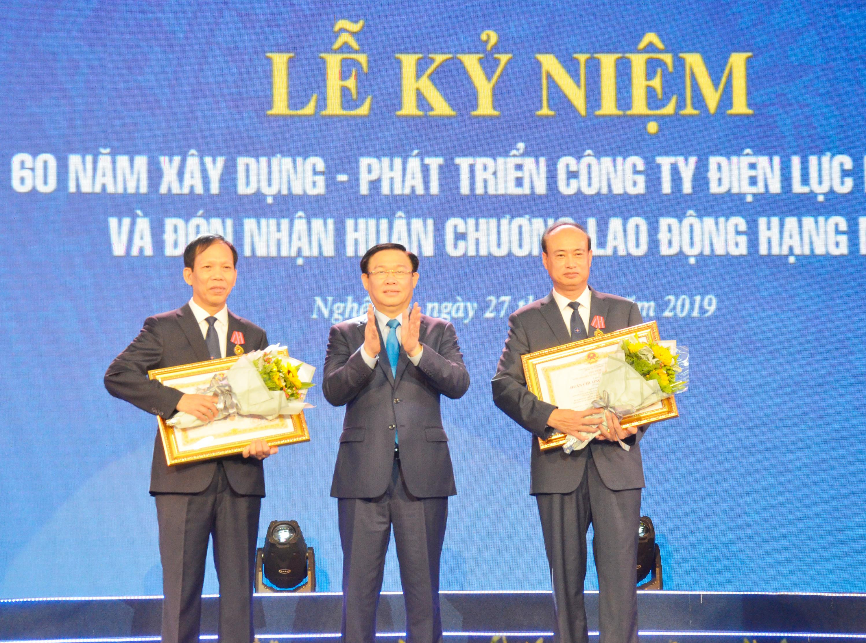 Phó Thủ tướng Vương Đình Huệ trao Huân chương 2 cá nhân của cho Công ty Điện lực Nghệ An. Ảnh: Thanh Lê