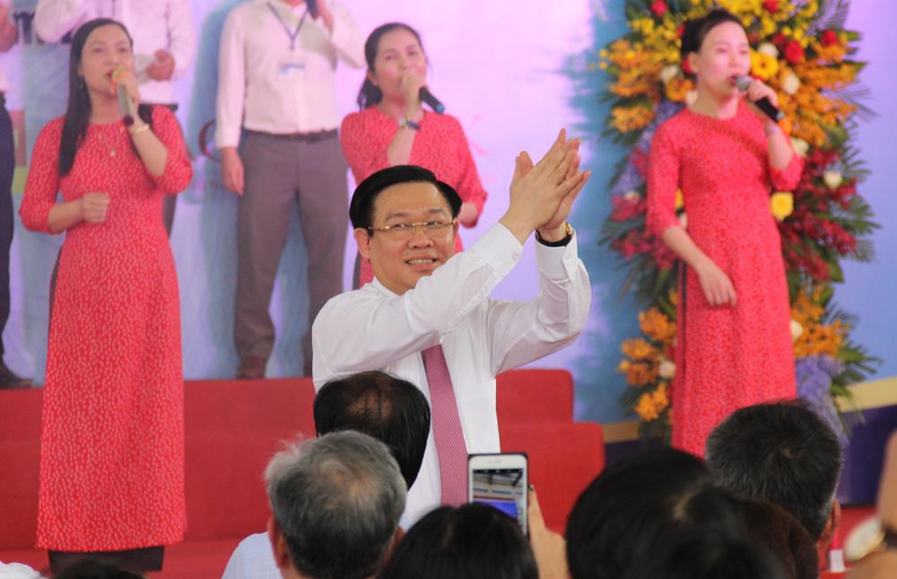 Phó Thủ tướng Vương Đình Huệ tại Trường THPT Nguyễn Duy Trinh.