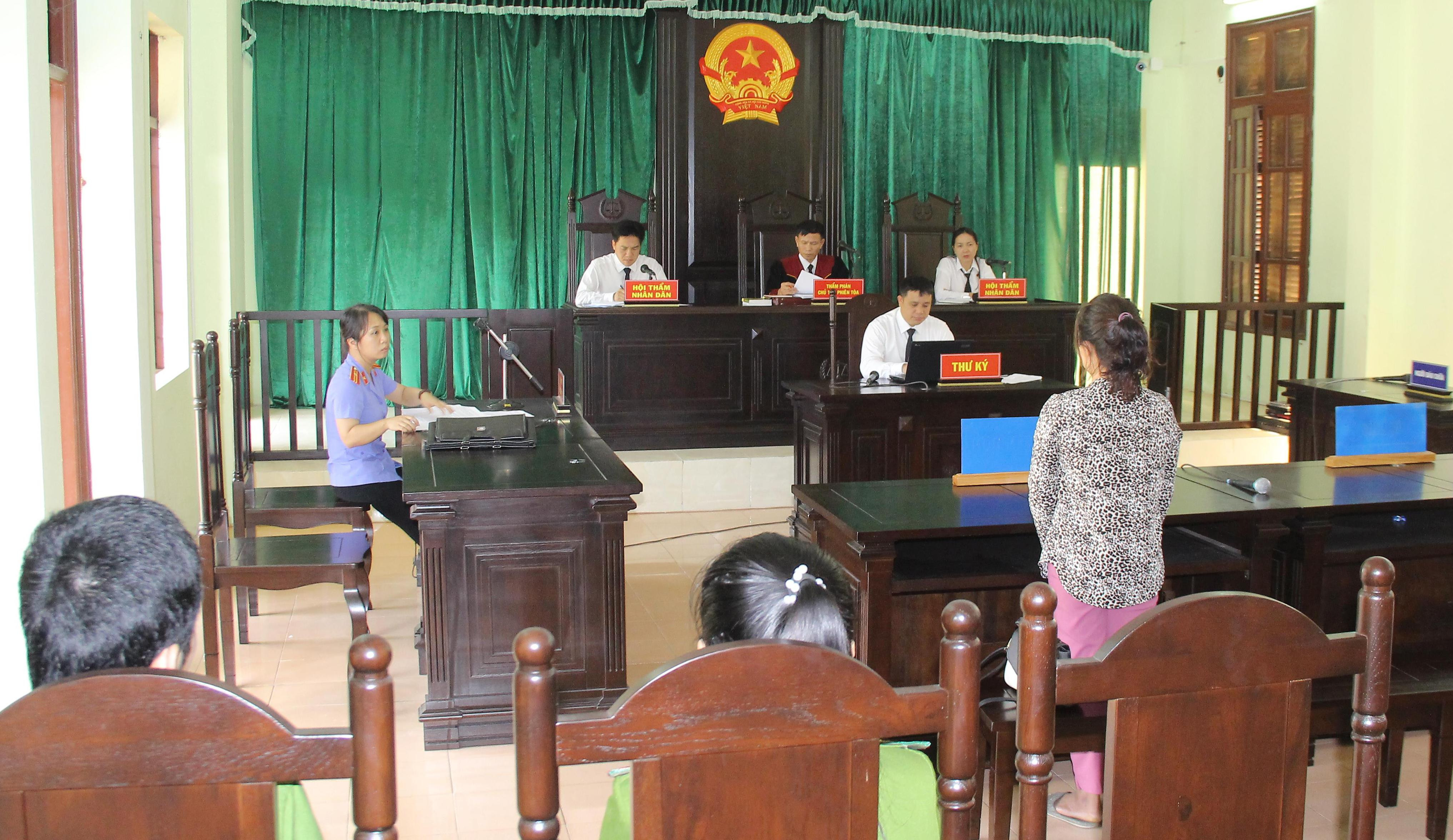 Một phiên xét xử tại Tòa án nhân dân huyện Tương Dương. Ảnh tư liệu