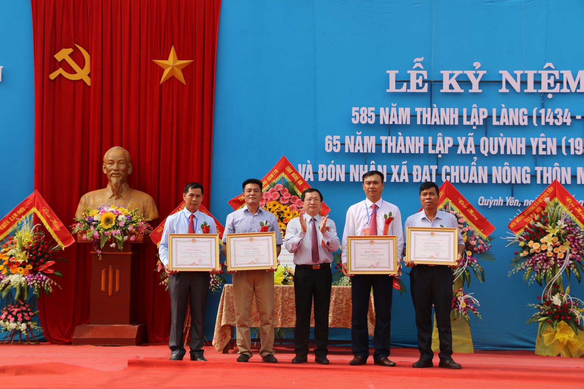 Trao Bằng khen của Chủ tịch UBND tỉnh cho 4 tập thể có thành tích xuất sắc trong phong trào chung tay xây dựng NTM xã Quỳnh Yên. Ảnh: Nguyễn Hải