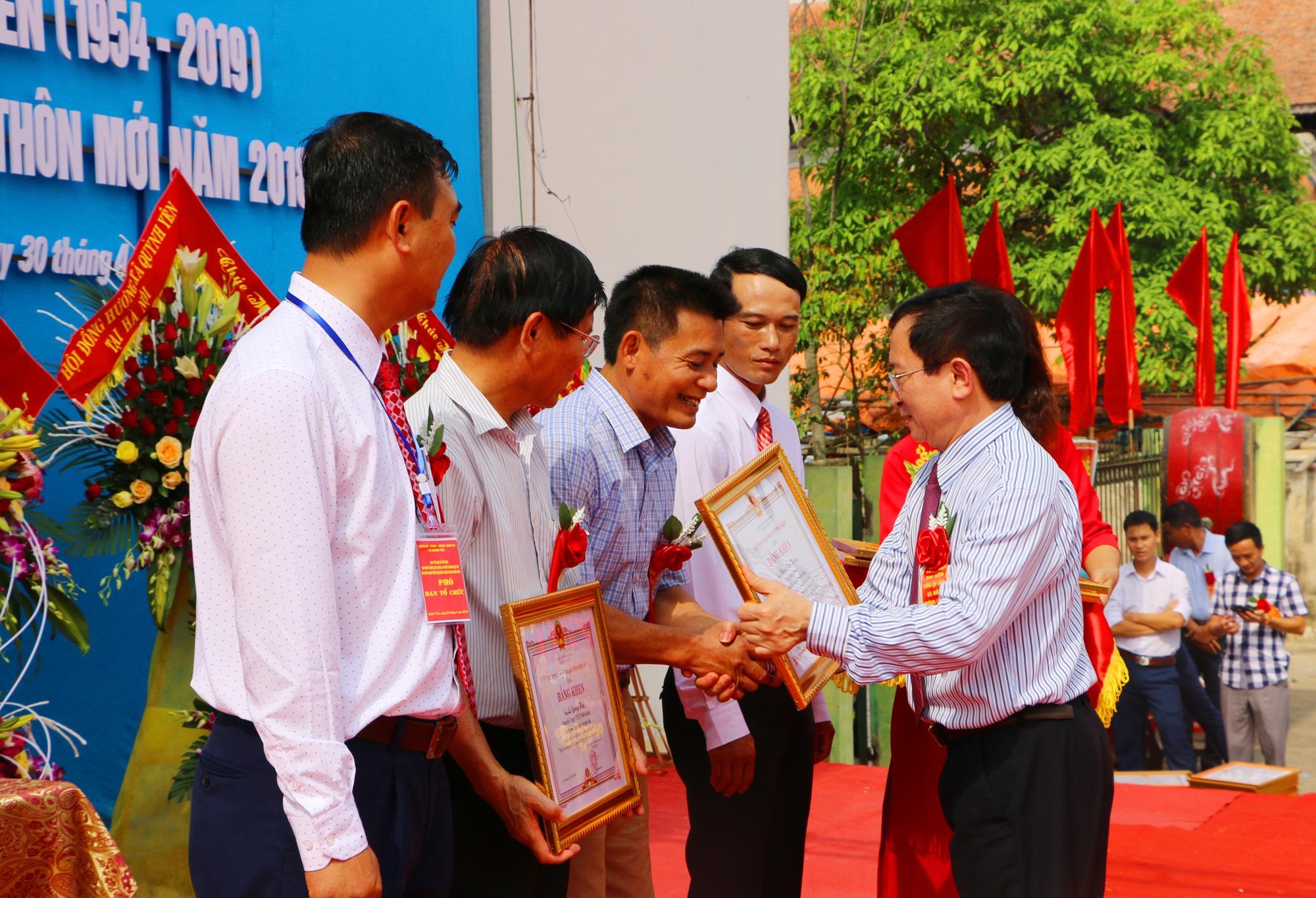 Trao Bằng khen cho các cá nhân có thành tích xuất sắc trong chung tay xây dựng NTM xã Quỳnh Yên. Ảnh: Nguyễn Hải
