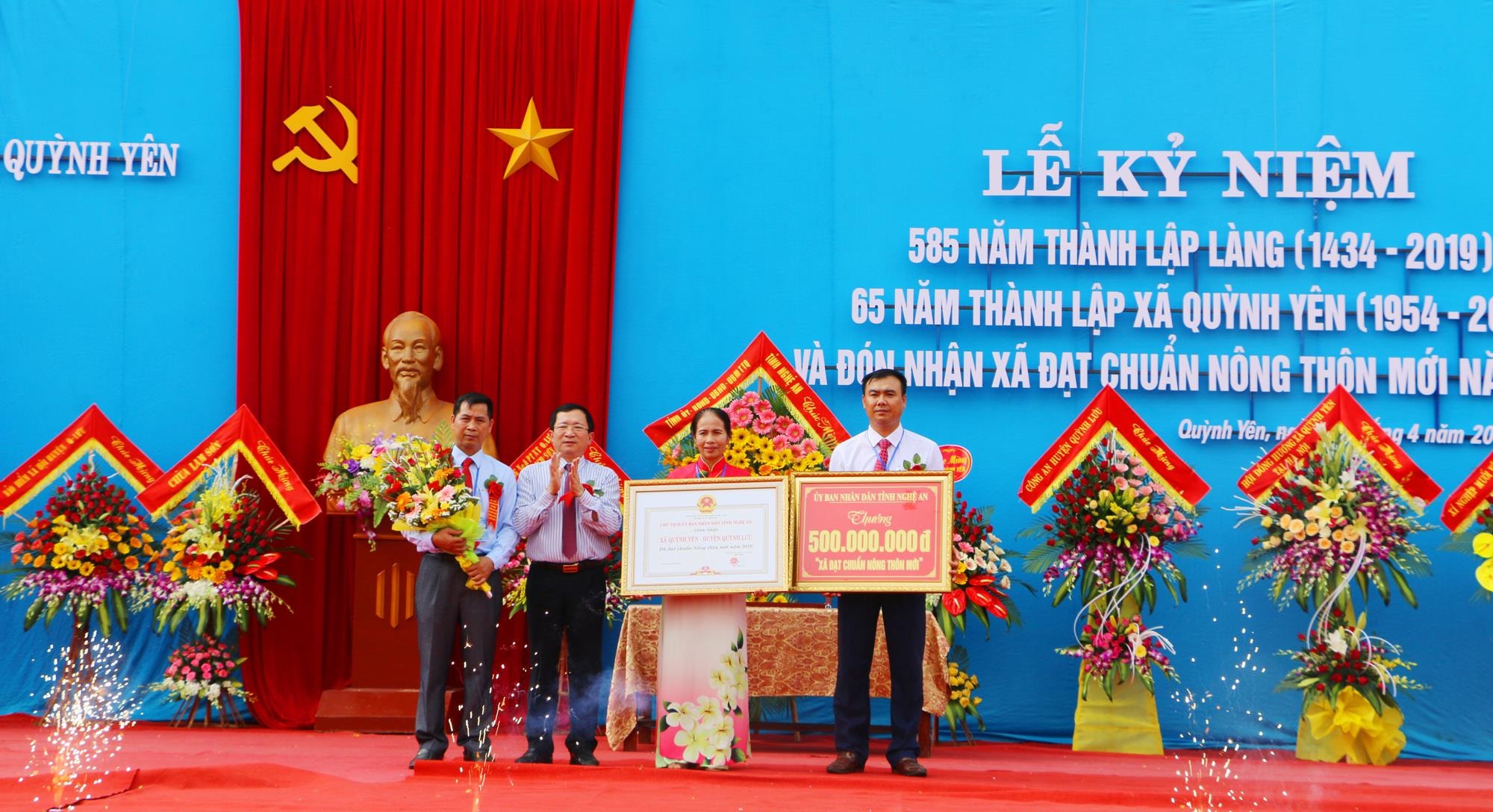 Trao Bằng công nhận đạt chuẩn Quốc gia về xây dựng Nông thôn mới cho Đảng bộ, chính quyền và nhân dân xã Quỳnh Yên. Ảnh: Nguyễn Hải
