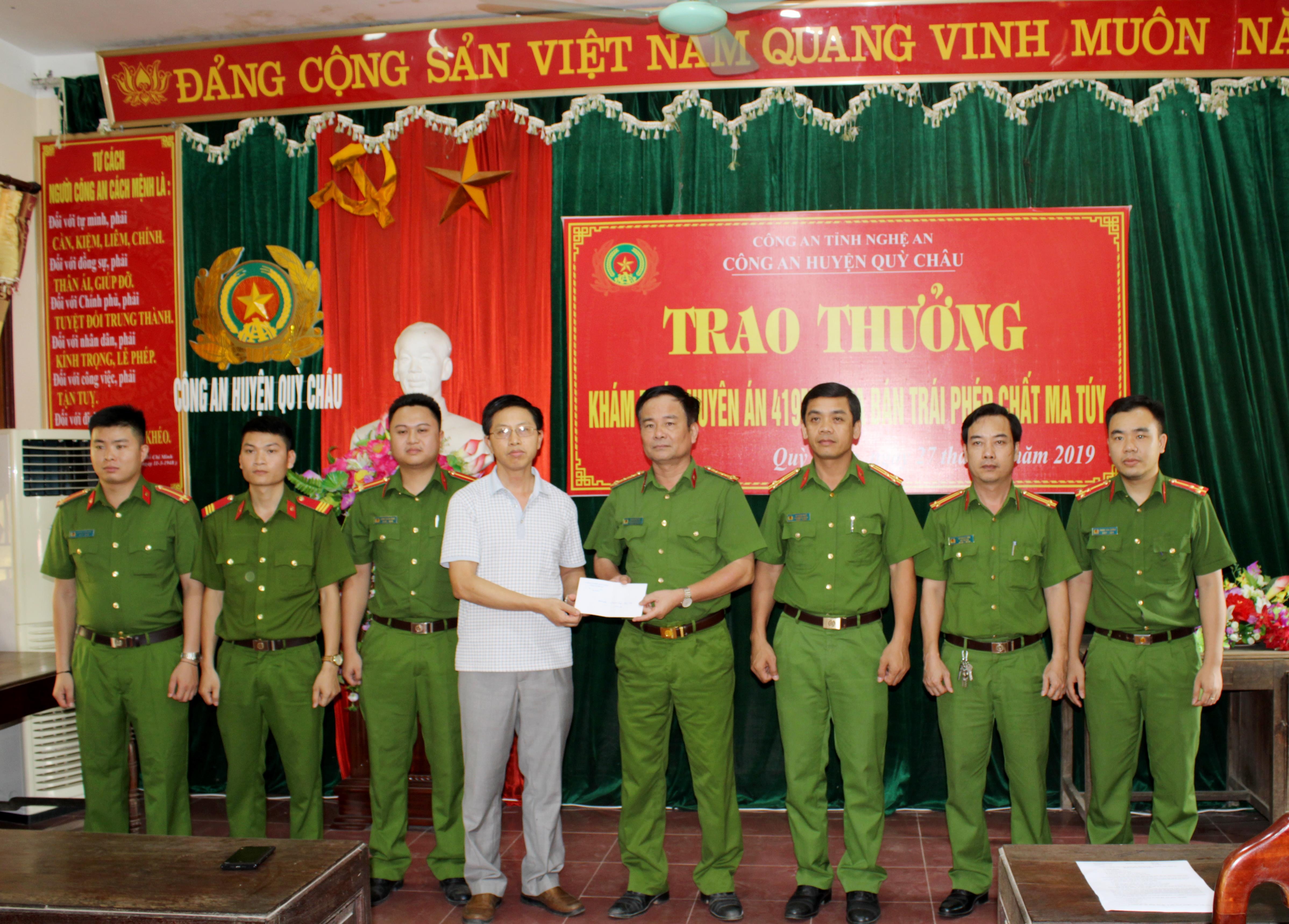 UBND huyện Quỳ Châu trao thưởng cho Ban chuyên án. Ảnh: Kế Kiên