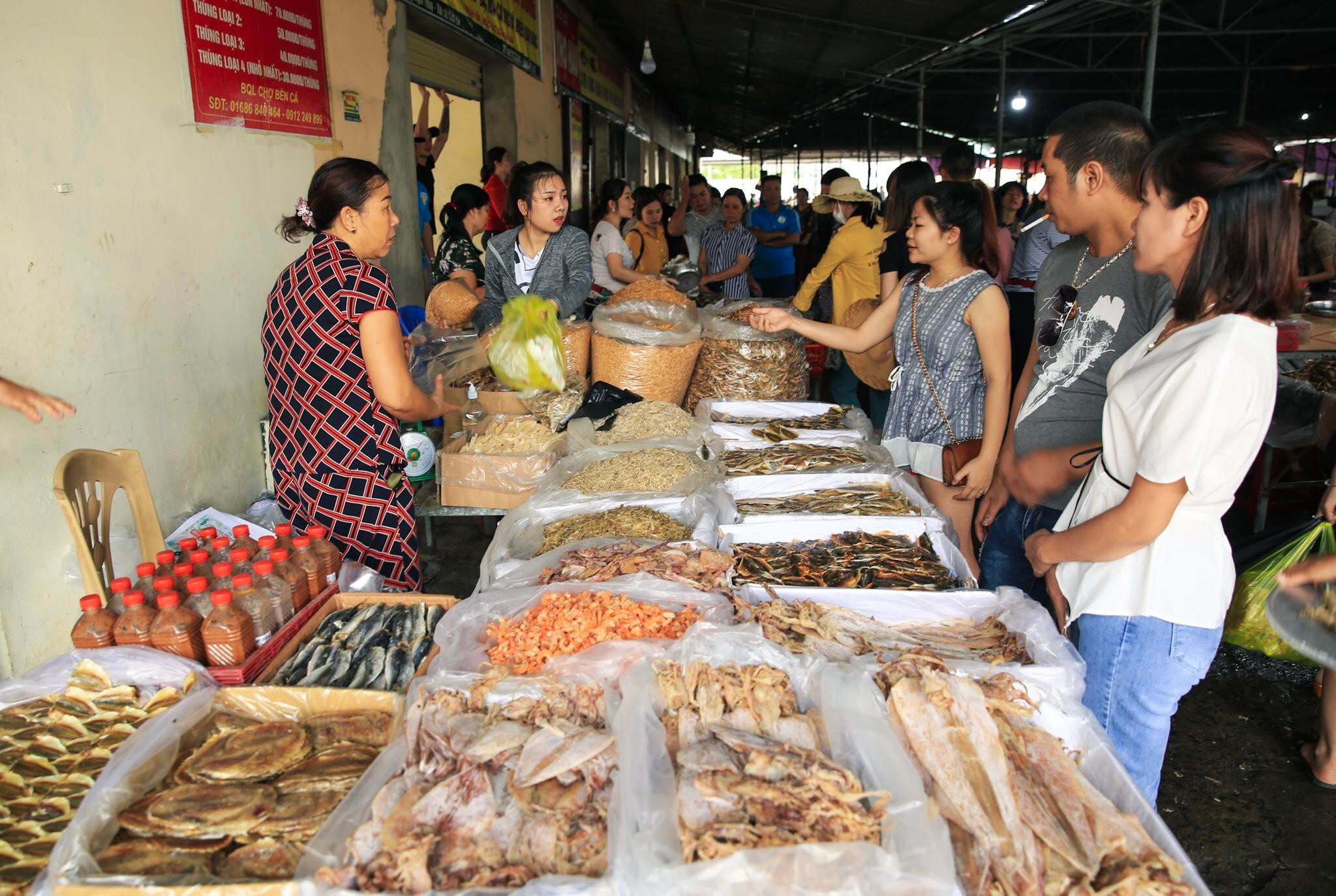 Ở chợ cá có rất nhiều sạp hàng bán hải sản khô, nước mắm, ruốc... Các mặt hàng được bao bọc kỹ, hoặc đóng gói chân không, thuận tiện cho du khách mang về làm quà. Ảnh: Hải Vương