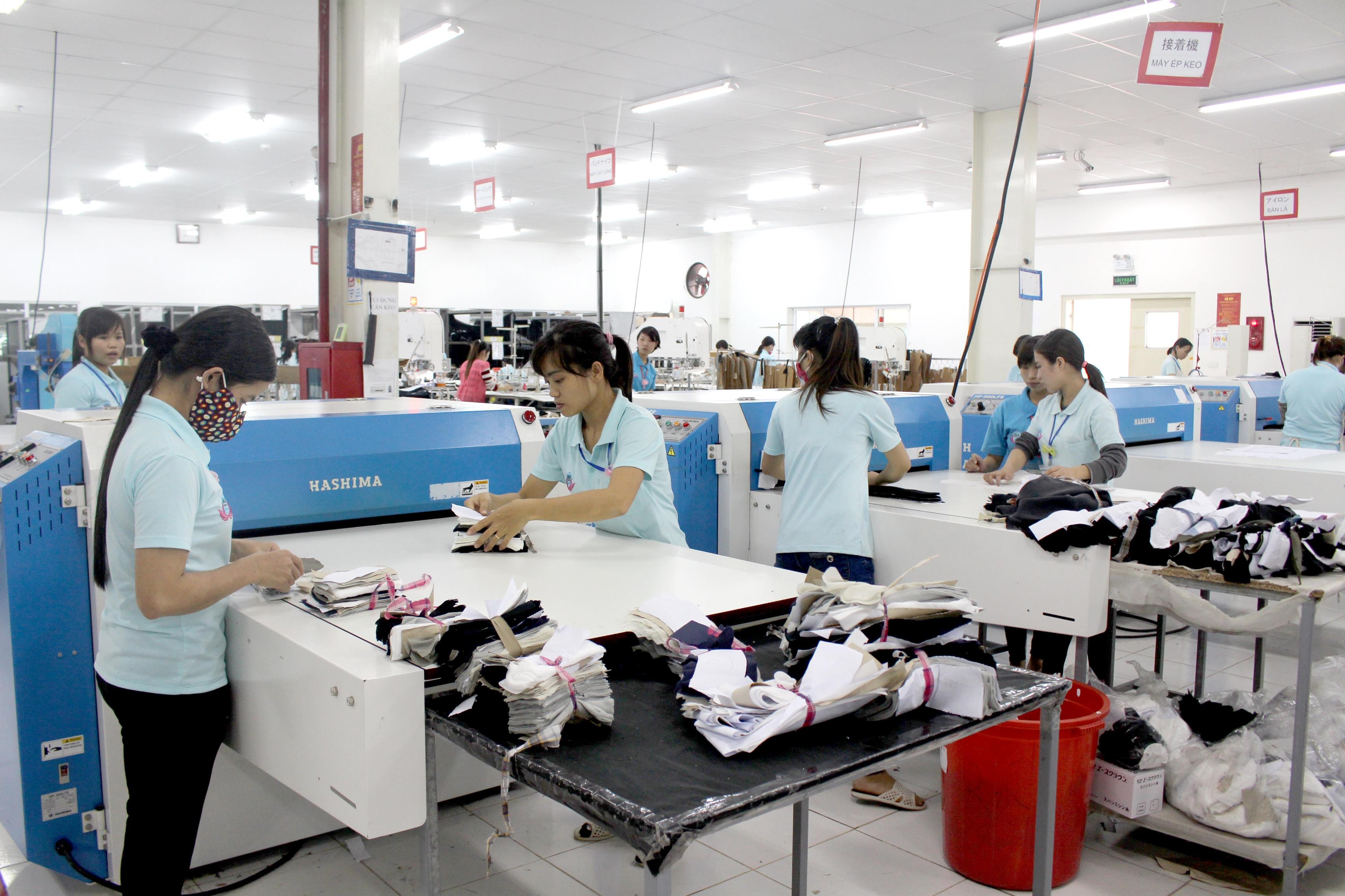 Công nhân làm việc ở Công ty TNHH MLB TENERGY (doanh nghiệp FDI của Nhật Bản), tại huyện Yên Thành, Nghệ An. Ảnh: Thành Duy