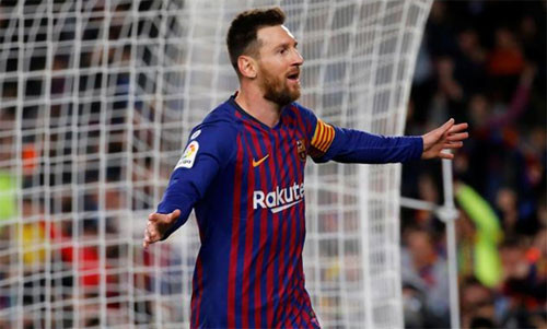 Messi ăn mừng sau pha ghi bàn.