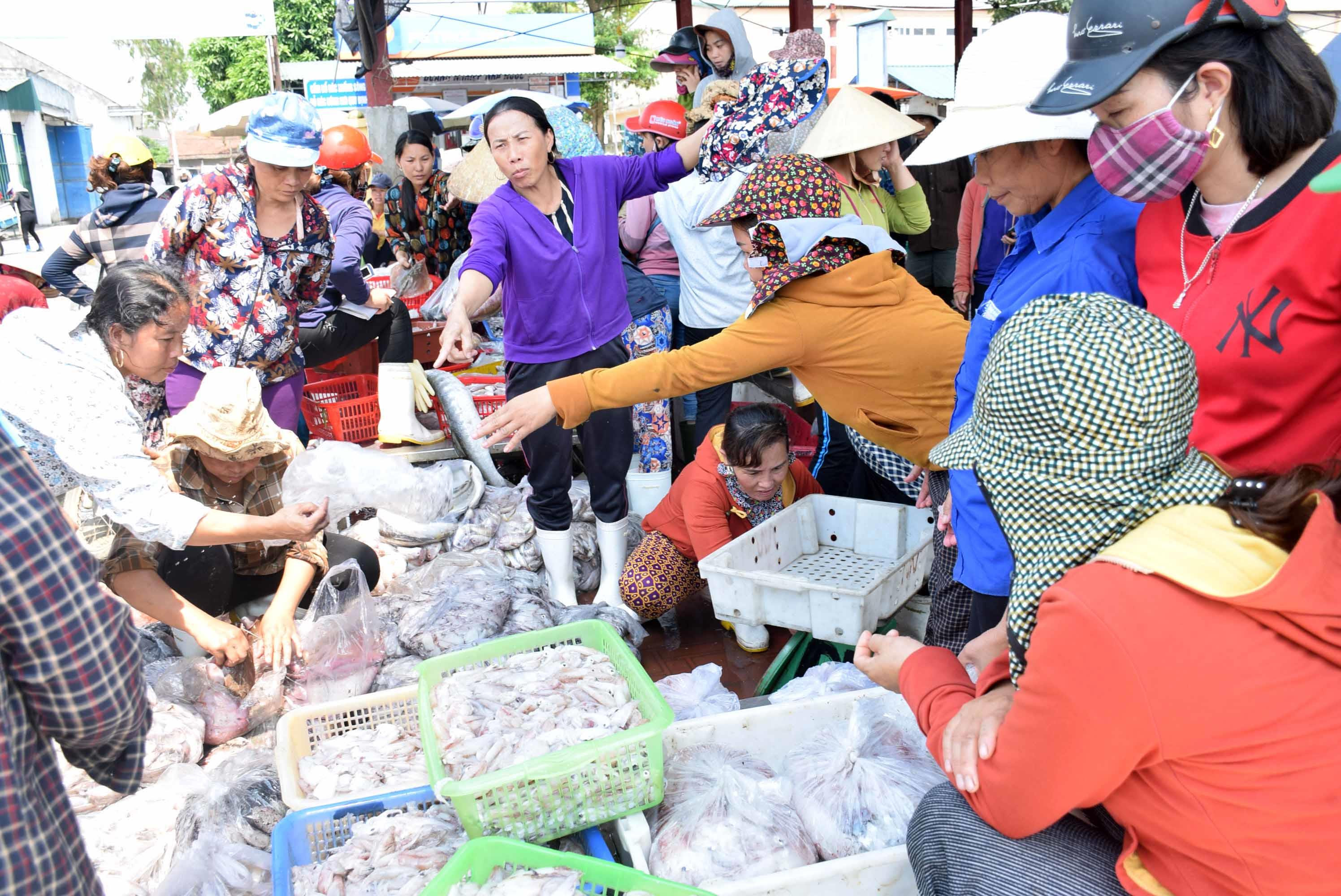 Cảnh mua bán hải sản rất khẩn trương, tất bật tại cảng cá Lạch Vạn vào trưa ngày 28/4. Ảnh: Xuân Hoàng