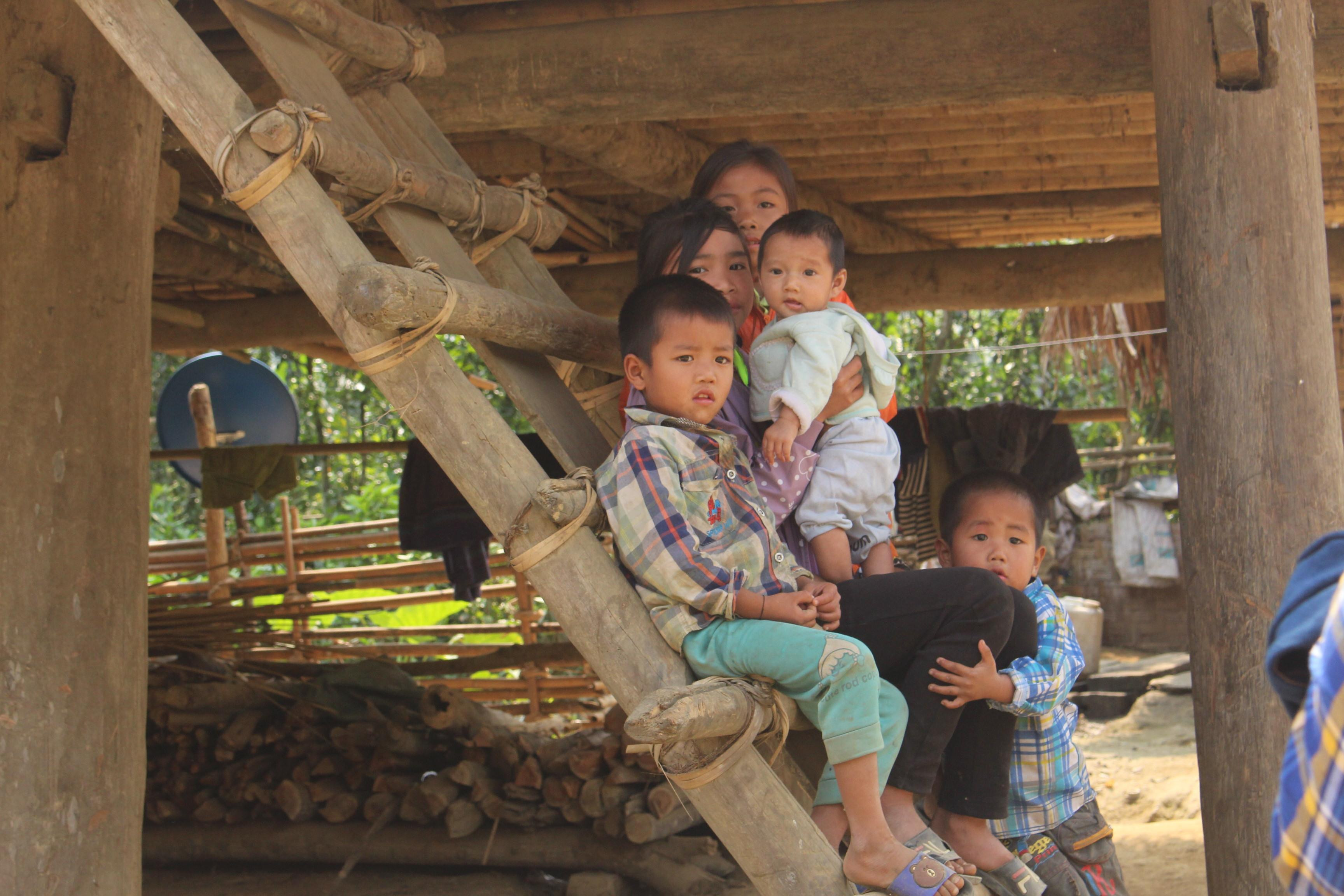Những đứa trẻ thuộc cộng đồng Đan Lai ở bản Búng, xã Môn Sơn (Con Cuông). Ảnh: Đào Tuấn