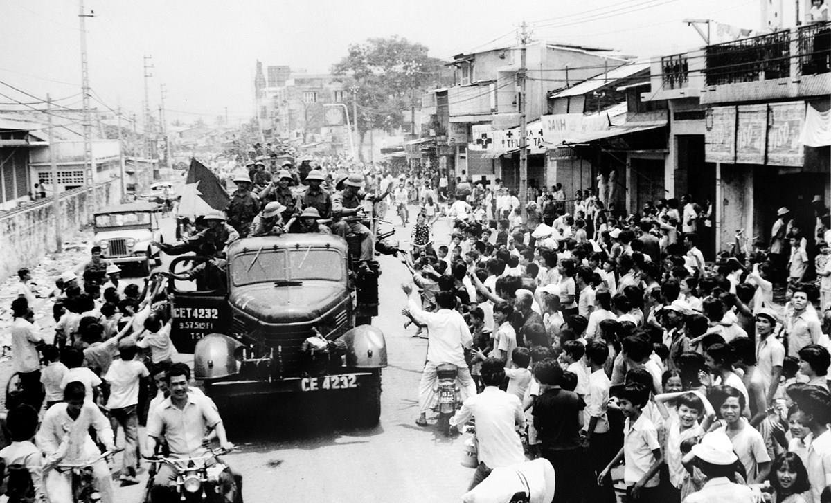 Người dân xuống đường chào đón quân giải phóng tiến vào Sài Gòn ngày 30/4/1975. Ảnh tư liệu