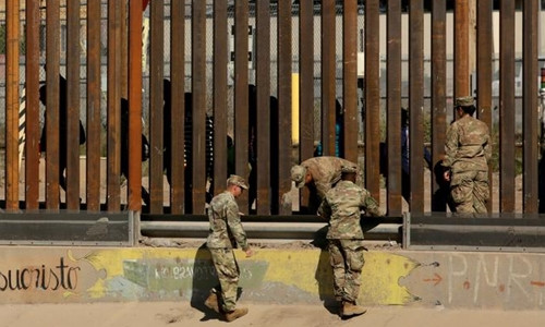 Lính Mỹ tại hàng rào ở biên giới với Mexico taịEl Paso, Texas ngày 3/4. Ảnh: Reuters.