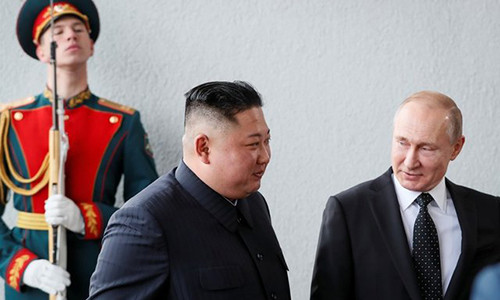 Tổng thống Nga Vladimir Putin (phải) và Chủ tịch Triều TiênKim Jong-un đai học Liên bang Viễn đông ở thành phốVladivostok, Nga ngày 25/4. Ảnh: Reuters.