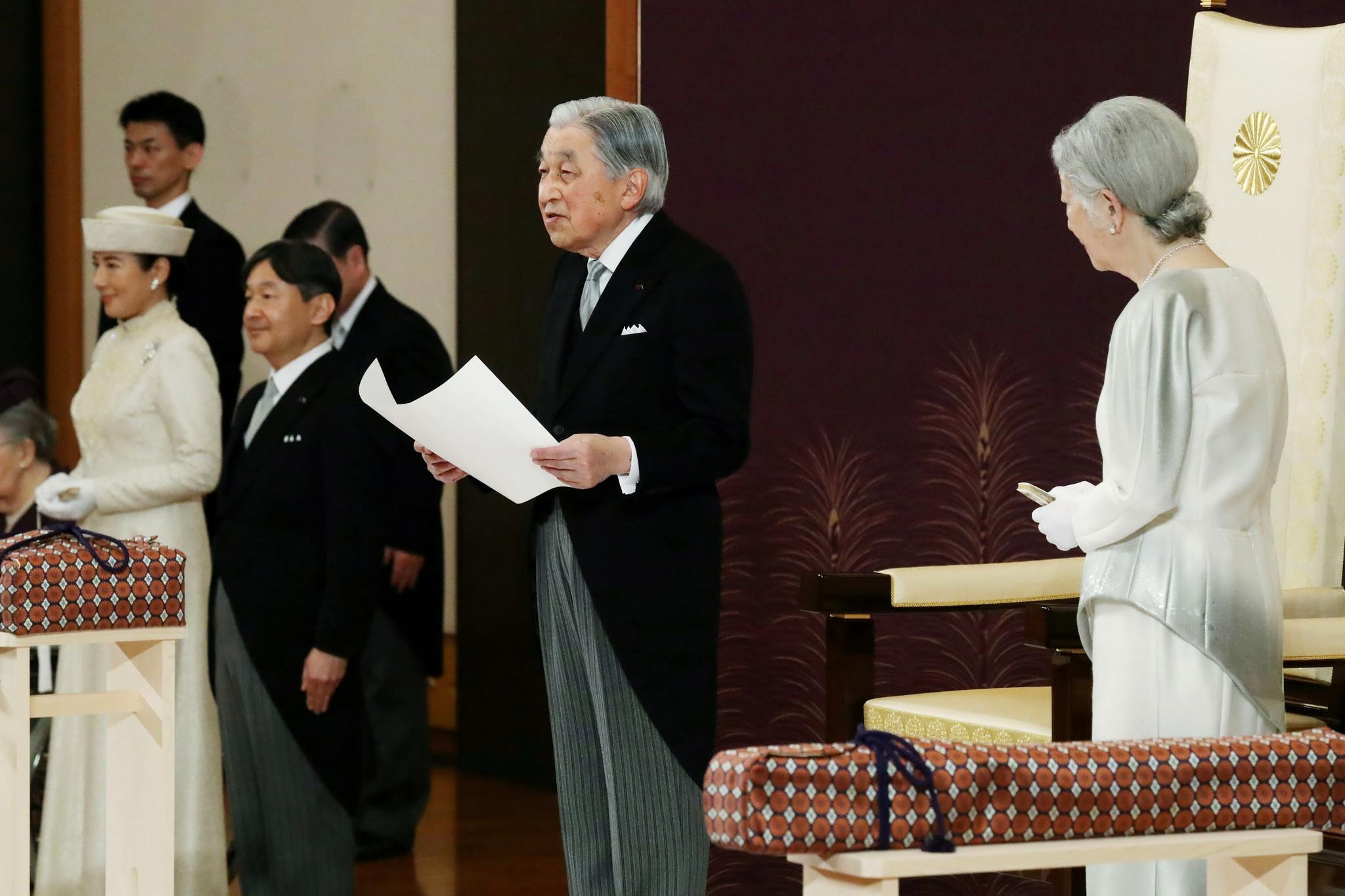 Nhật Hoàng Akihito (giữa), Hoàng hậu Michiko (phải) cùng các thành viên Hoàng gia tại lễ thoái vị trong Hoàng cung ở Tokyo ngày 30/4/2019. Ảnh: AFP/TTXVN
