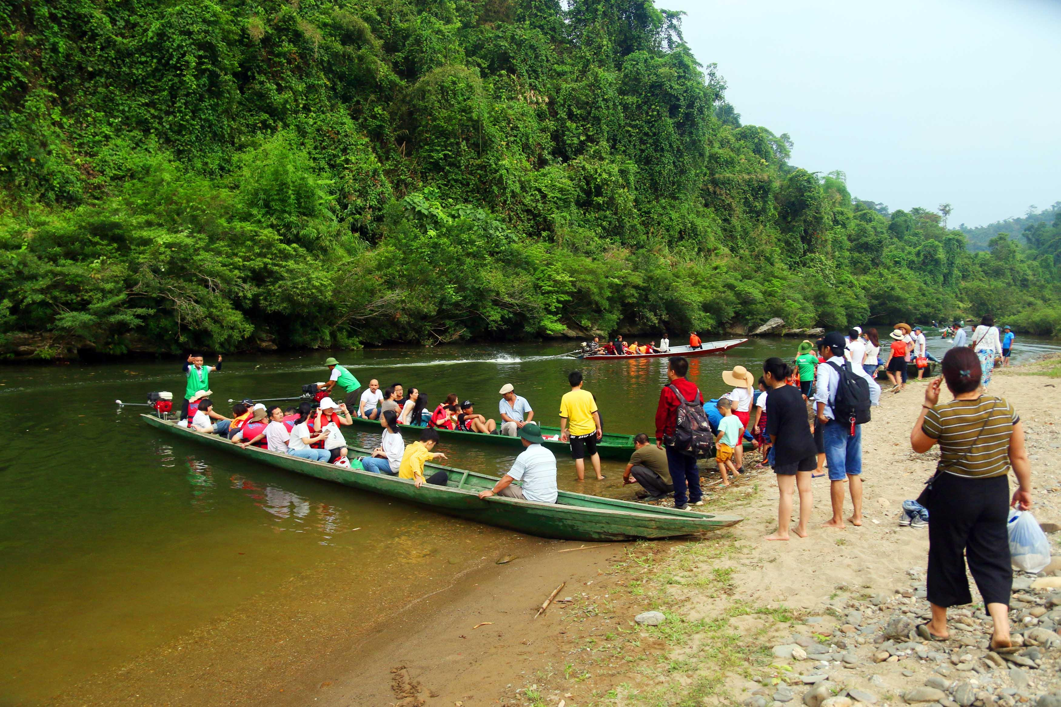 Trong khi đó Sông Giăng cũng là điểm đến khá thu hút du khách. Điểm du lịch thuộc xã Môn Sơn này cũng chứng kiến lượng du khách tăng đột biến trong dịp lễ. Theo ước tính của UBND huyện Con Cuông sẽ có khoảng 2 vạn du khách đến với huyện miền núi này trong dịp nghỉ lễ.