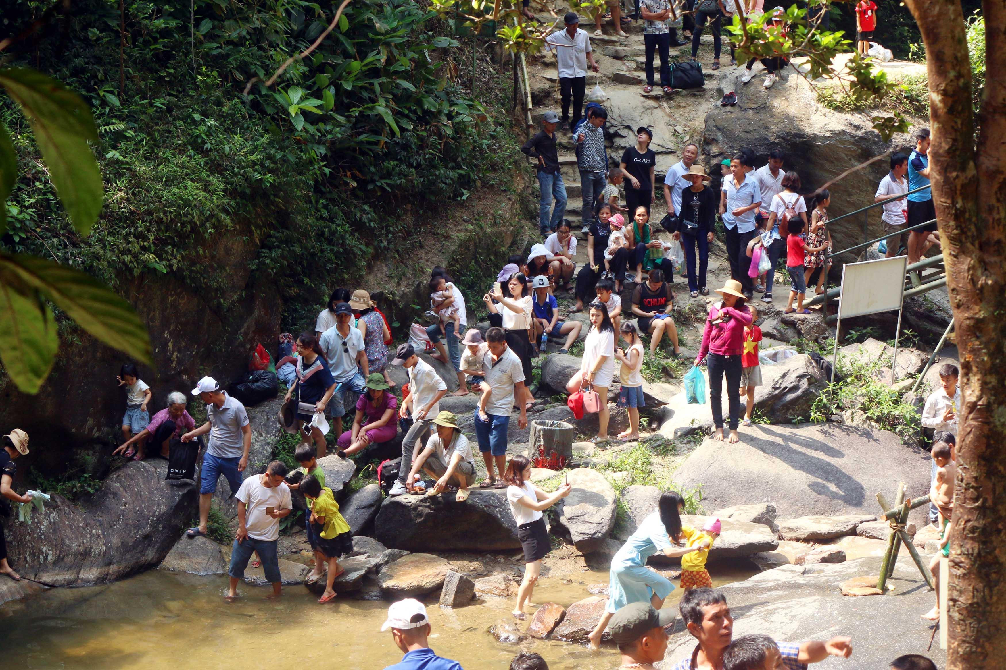 Trong đó Thác Khe Kèm là điểm du lịch thu hút nhiều khác thập phương nhất. Theo số liệu của UBND huyện Con Cuông thì đã có trên 10.000 người đã đến đây trong những ngày nghỉ lễ vừa qua. 
