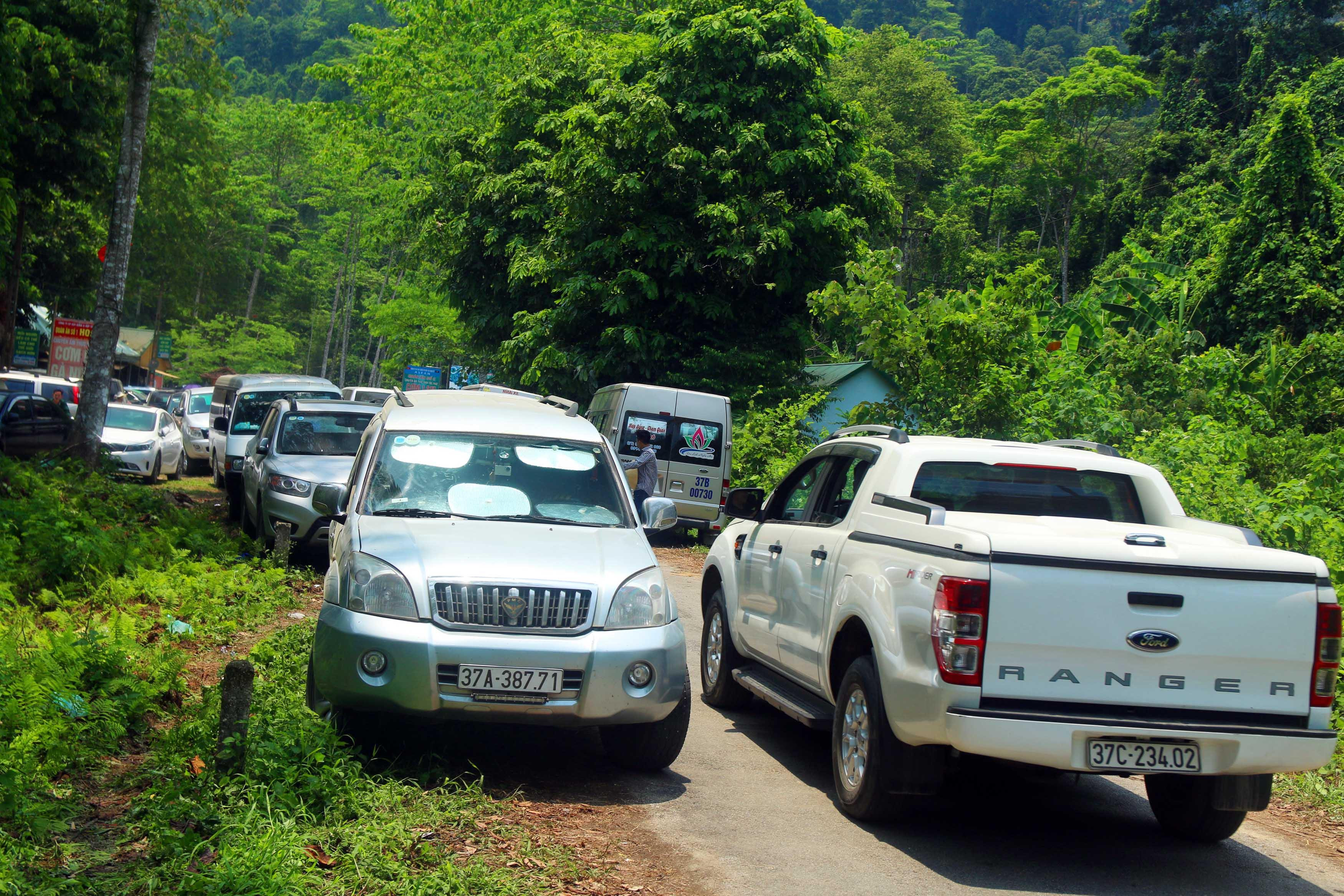 Một du khách đến từ tỉnh Ninh Bình cho biết vì đường sá chật hẹp nên  phải mất gần 30 phút anh mới vượt qua được đoạn ách tắc.