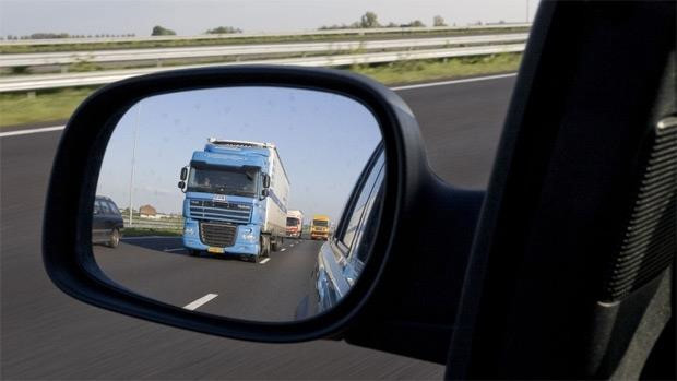 Chỉnh gương chiếu hậu đúng cách sẽ giúp bạn lái xe an toàn an toàn hơn, tránh các tai nạn đáng tiếc do điểm mù. 
