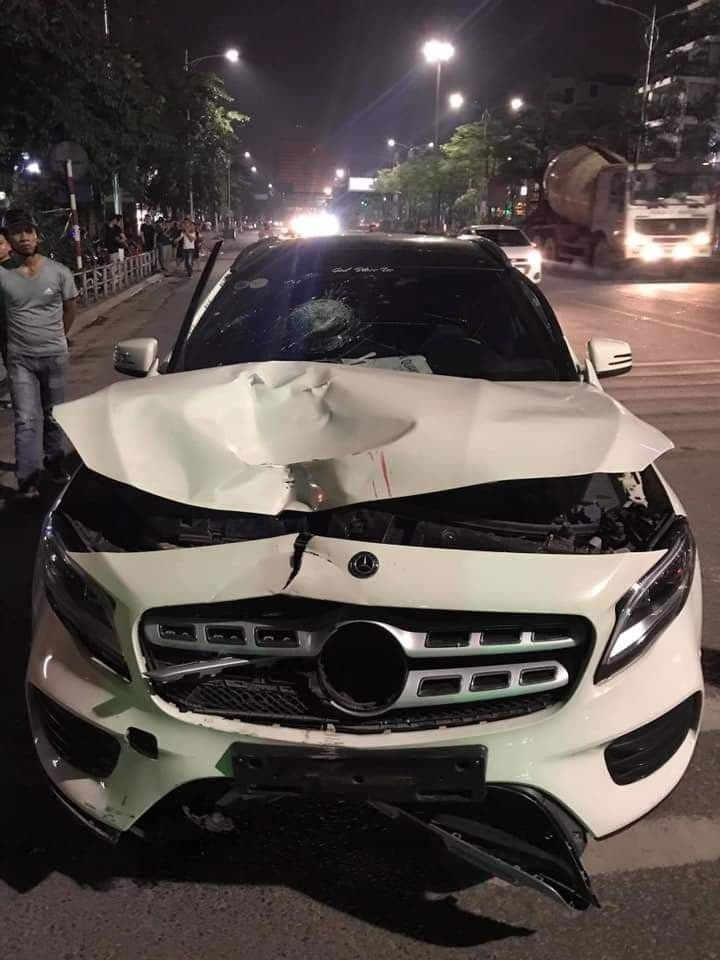 Phần đầu ô tô Mercedes bị biến dạng sau khi gây tai nạn