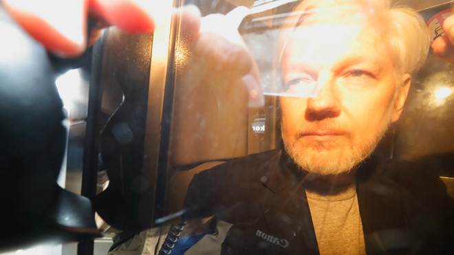Ông Julian Assange đến tòa án ở London ngày 1.5 /// AFP