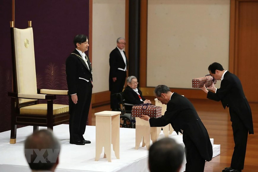 Tại buổi lễ, Nhật hoàng Naruhito đã được dâng lên ba loại thần khí (Sanshu no Jingi), gồm thanh kiếm Kusanagi, gương Yata và viên đá quý Yasakani, biểu trưng cho ba đức hạnh là dũng cảm, sáng suốt và nhân từ. Ảnh: AFP/TTXVN