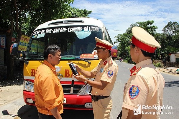 Công an huyện Thanh Chương kiểm tra nồng độ cồn đối với lái xe buýt trên tuyến Quốc lộ 46. Ảnh tư liệu