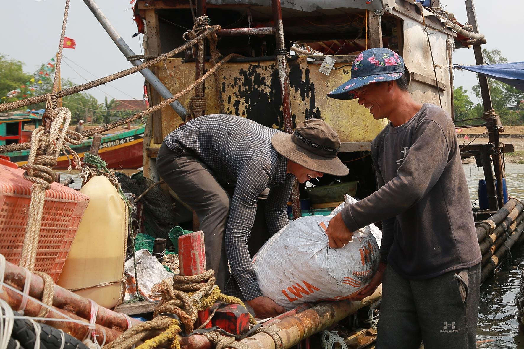 Những chuyến bè vừa cập bến trong sáng ngày Quốc tế Lao động. Với những ngư dân này, niềm vui lớn nhất là có đủ sức khỏe để được làm việc, những chuyến bè đầy ắp hải sản tươi ngon.