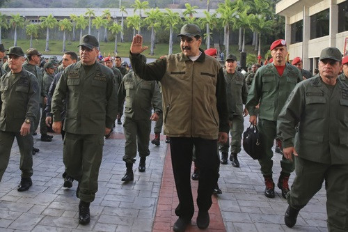 Tổng thống Venezuela Maduro vàBộ trưởng Quốc phòng Vladimir Padrino (trái) tại căn cứ quân sự Fuerte Tiunaở Caracas hôm nay. Ảnh: AFP.