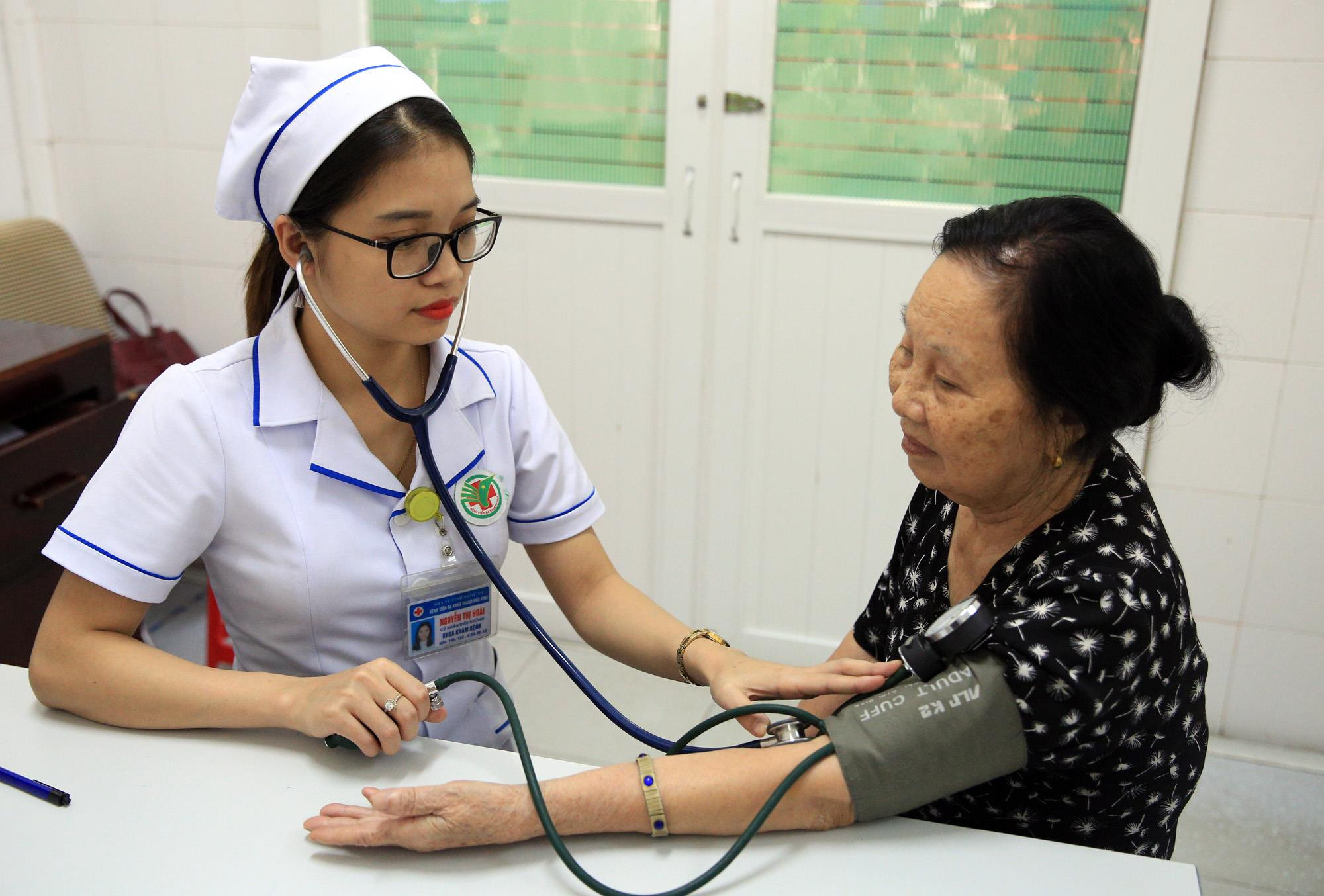 Khám sức khỏe cho bệnh nhân tại Bệnh viện Đa khoa thành phố Vinh. Ảnh: Hồ Phương