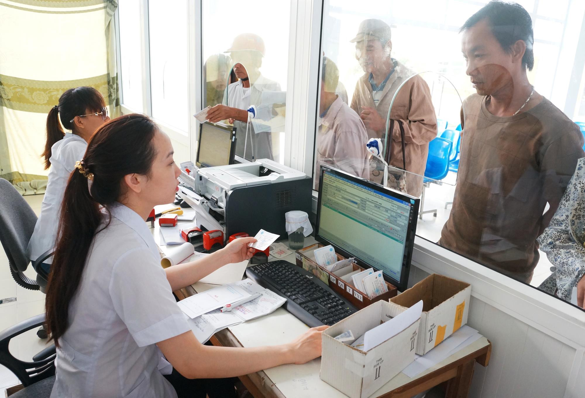 Làm thủ tục thanh toán viện phí tại Bệnh viện Hữu nghị Đa khoa tỉnh Nghệ An. Ảnh: Thanh Sơn