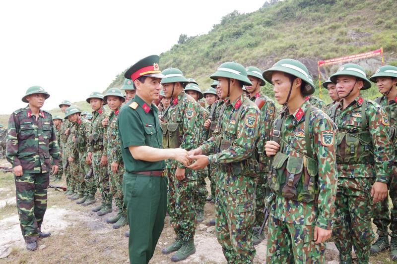 Đại tá Trần Văn Hùng, Ủy viên ban thường vụ tỉnh ủy, Chỉ huy trưởng Bộ CHQS tỉnh động viên cán bộ chiến sỹ tiểu đoàn 41 trung đoàn 764