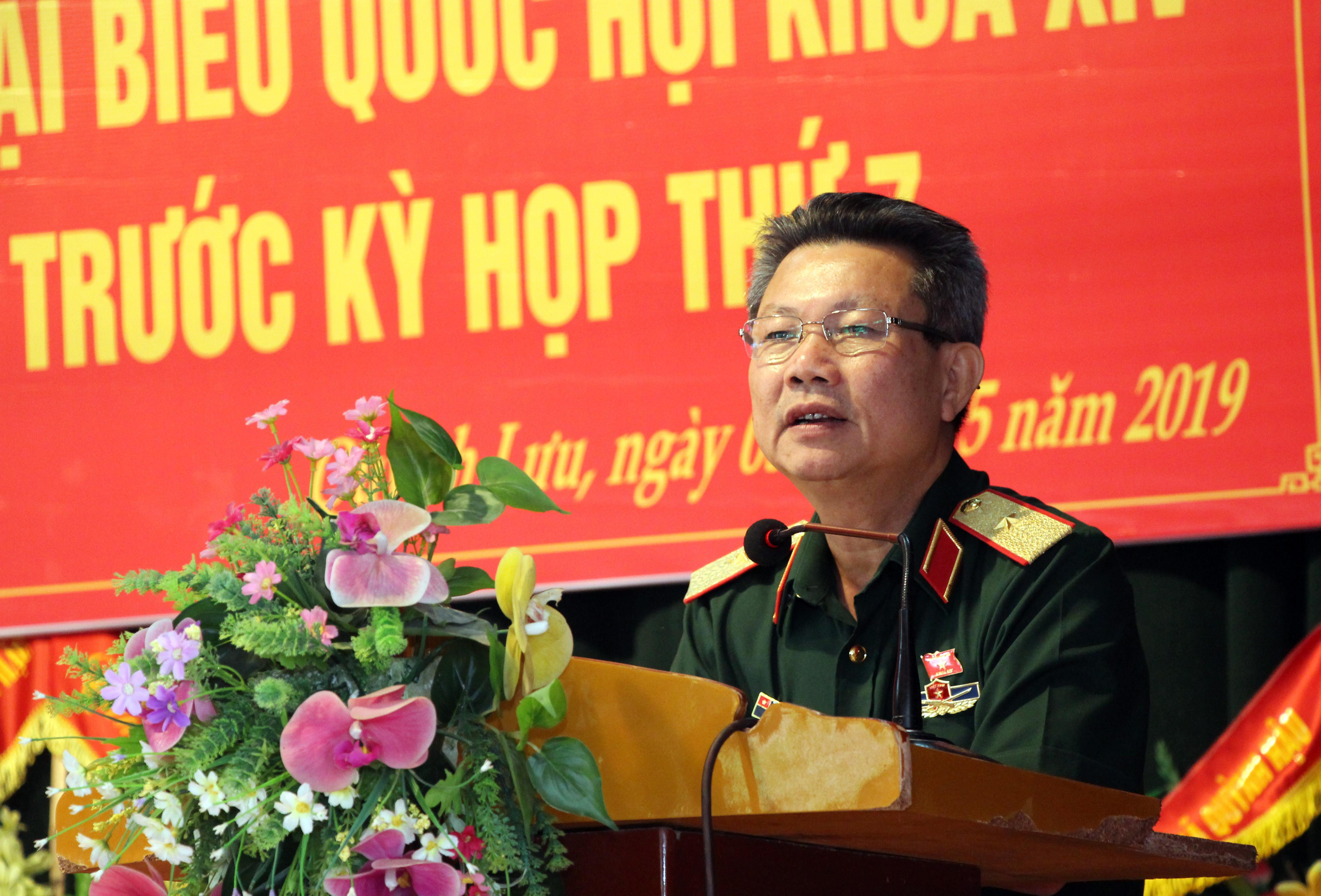 Thiếu tướng Nguyễn Sỹ Hội tiếp thu, giải trình một số vấn đề cử tri quan tâm. Ảnh: Đào Tuấn 