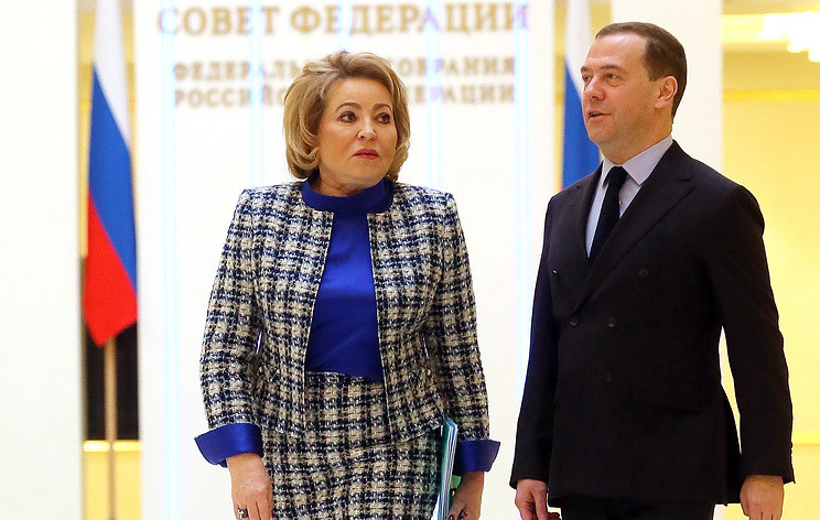 Thủ tướng Nga Dmitry Medvedev và Chủ tịch Thượng viện Nga Valentina Matviyenko (Ảnh: TASS)